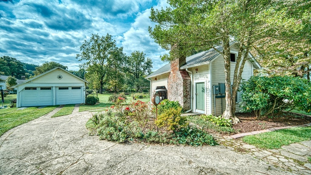 Andrews, North Carolina, 28901, United States, 5 Bedrooms Bedrooms, ,4 BathroomsBathrooms,Residential,For Sale,1912195