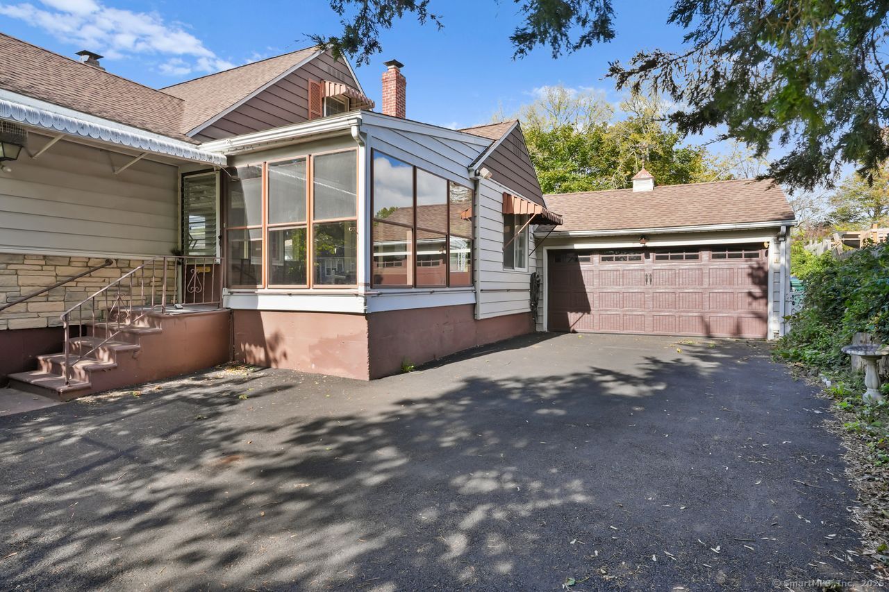 Stratford, Connecticut, 06615, United States, 3 Bedrooms Bedrooms, ,1 BathroomBathrooms,Residential,For Sale,1965569