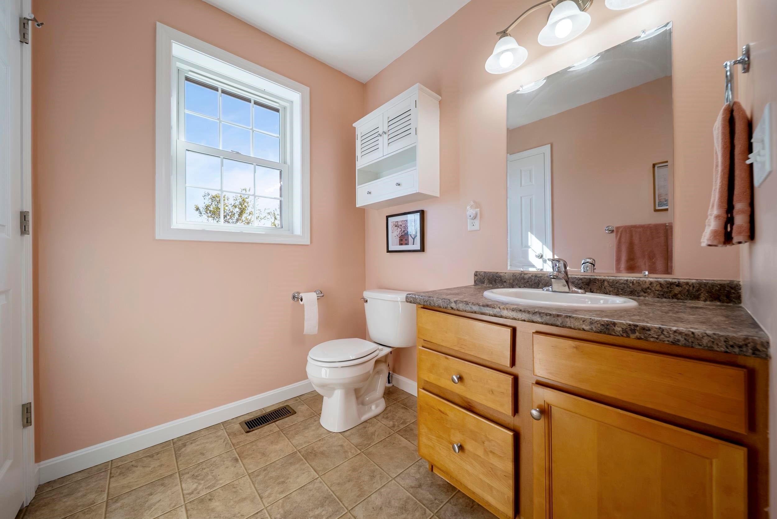 Hooksett, New Hampshire, 03106, United States, 3 Bedrooms Bedrooms, ,2 BathroomsBathrooms,Residential,For Sale,1942312