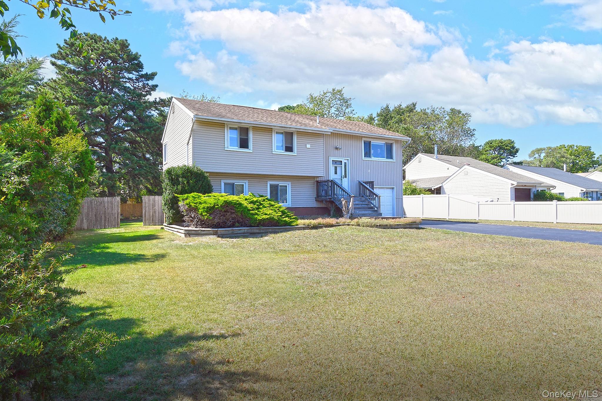 Medford, New York, 11763, United States, 5 Bedrooms Bedrooms, ,2 BathroomsBathrooms,Residential,For Sale,1947086