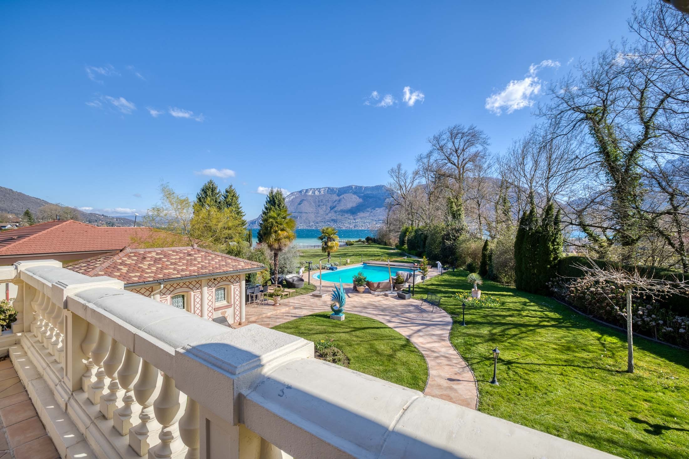  Exceptional property, unique waterfront location on Annecy