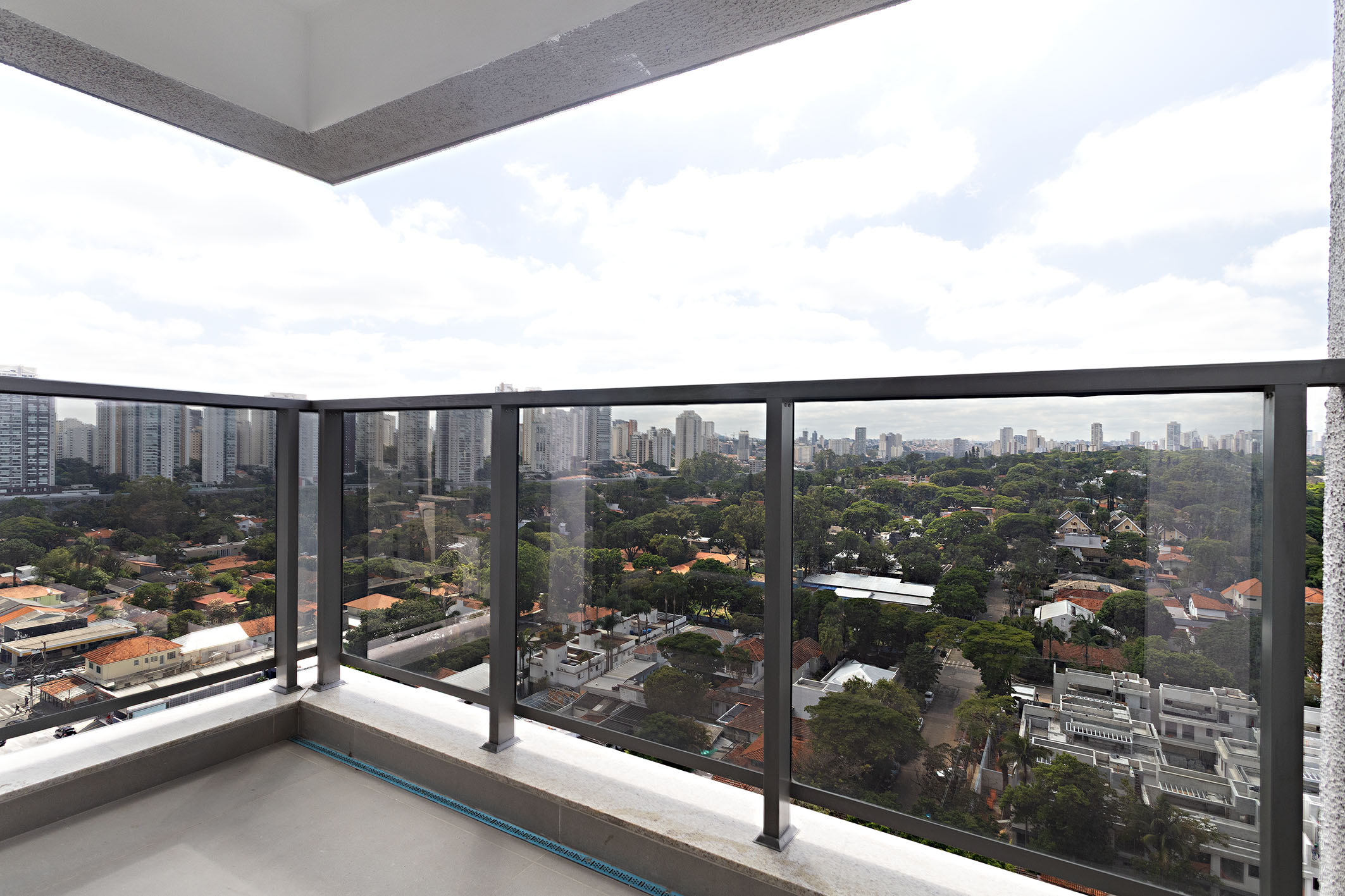  Apartment with permanent green views and tailored interior finishes - 物件實景