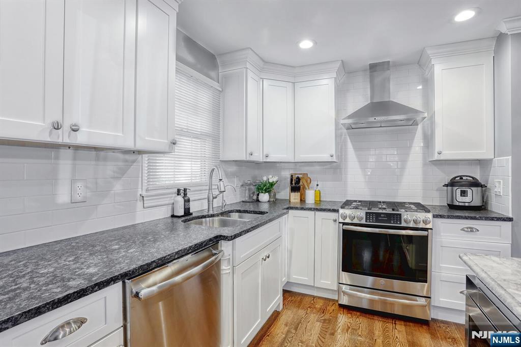 Waldwick, New Jersey, 07463, United States, 3 Bedrooms Bedrooms, ,2 BathroomsBathrooms,Residential,For Sale,1918312