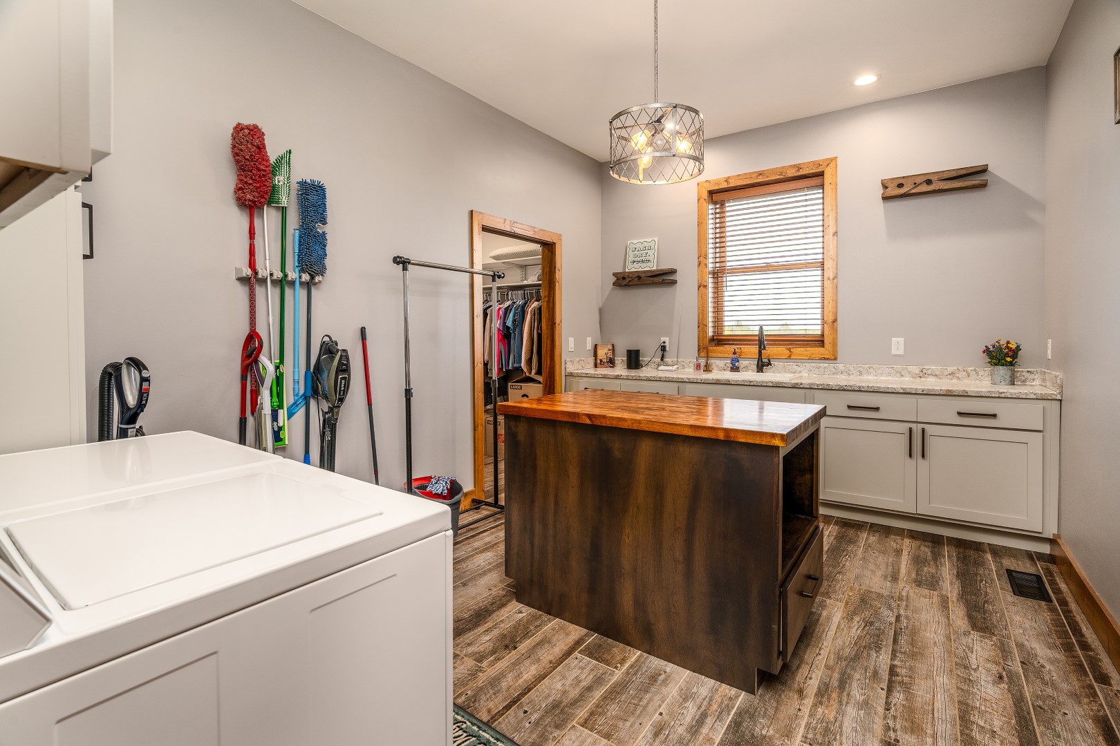 Carbondale, Illinois, 62902, United States, 3 Bedrooms Bedrooms, ,8 BathroomsBathrooms,Residential,For Sale,1986074