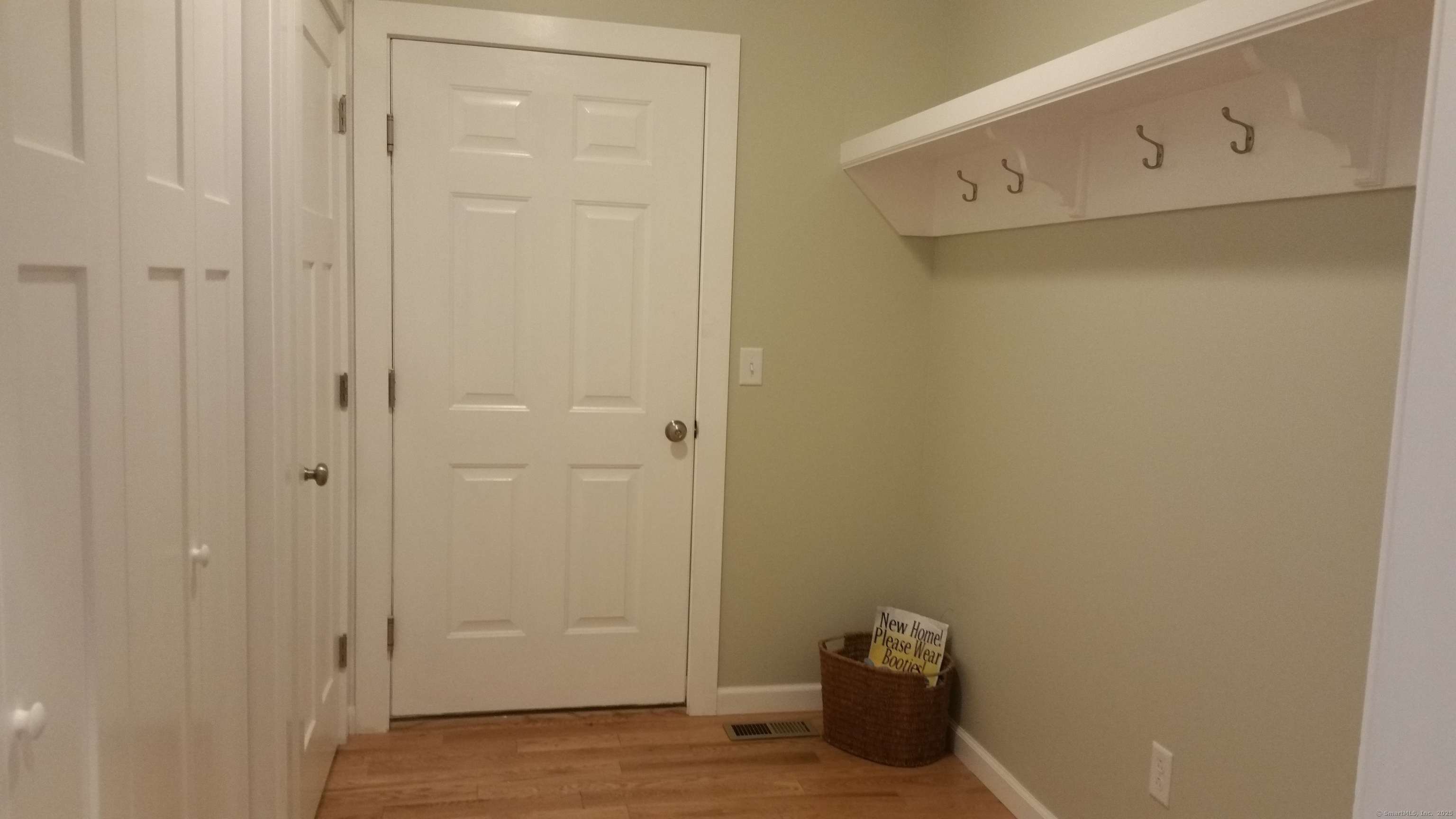 Windsor, Connecticut, 06095, United States, 3 Bedrooms Bedrooms, ,2 BathroomsBathrooms,Residential,For Sale,1939906