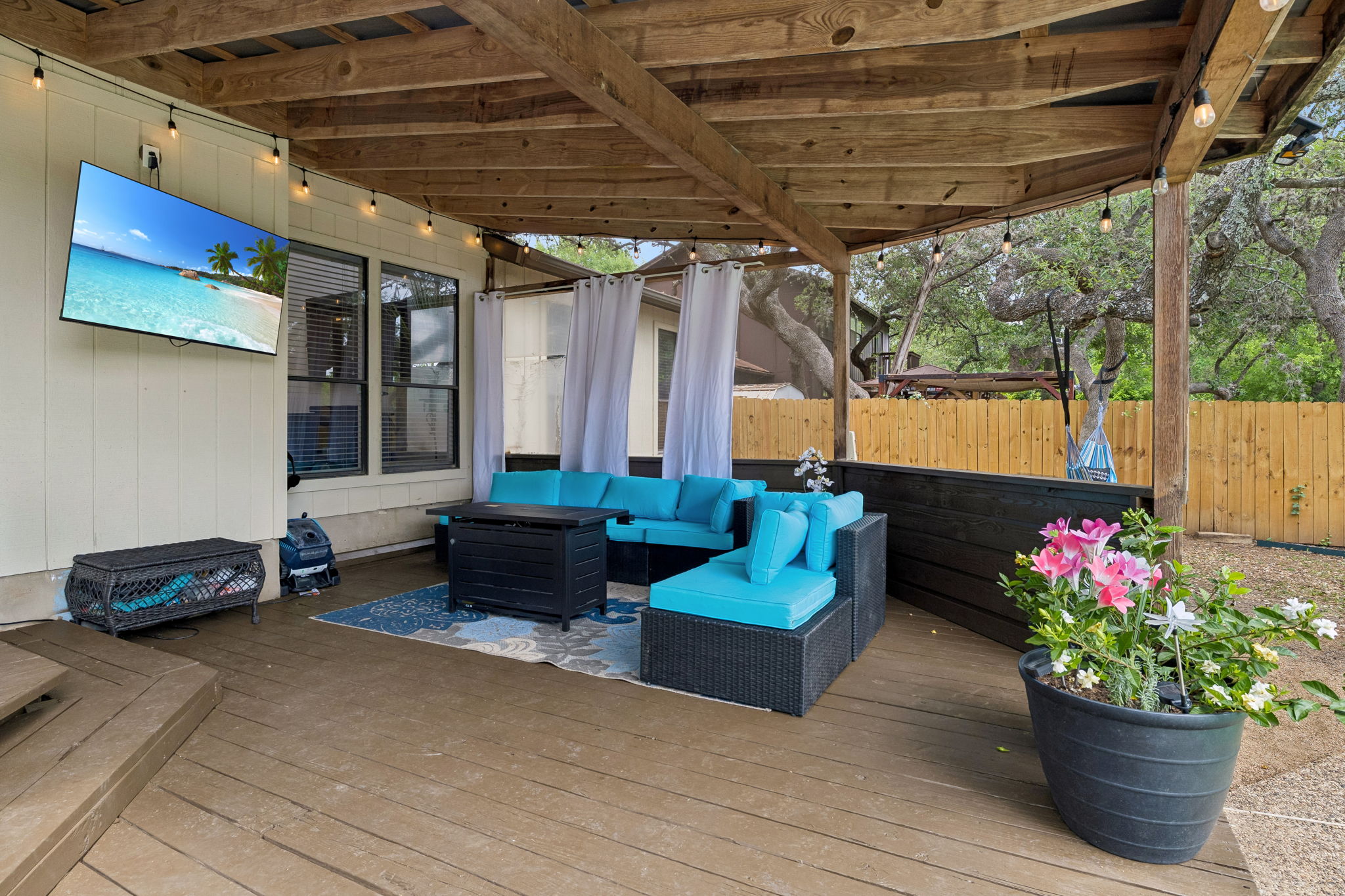  Oak-Canopied Retreat with Pool and Media Room - 物件實景