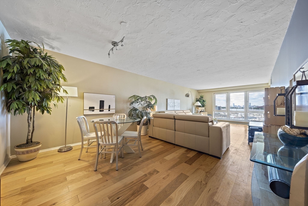 Quincy, Massachusetts, 02171, United States, 2 Bedrooms Bedrooms, ,2 BathroomsBathrooms,Residential,For Sale,1845437