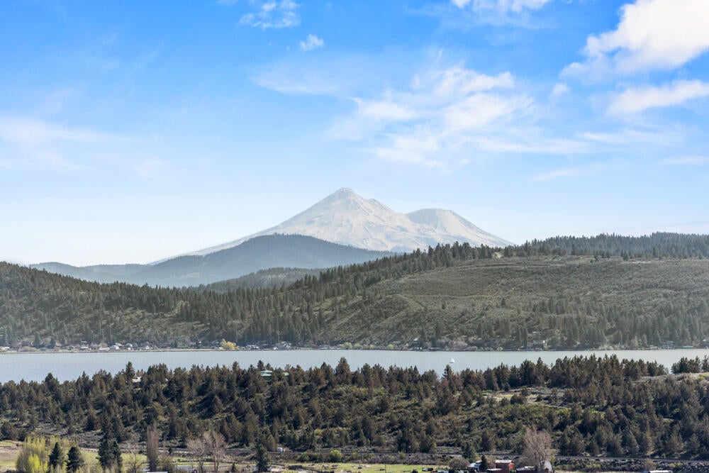 Klamath Falls, Oregon, 97601, United States, 3 Bedrooms Bedrooms, ,4 BathroomsBathrooms,Residential,For Sale,1794380