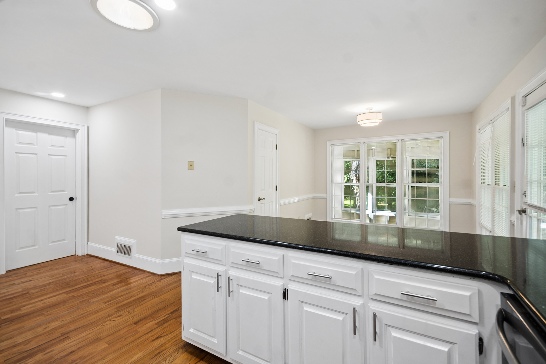  Beautifully Refreshed Ranch Nestled on an Expansive Cul-de-sac Lot - 物件實景