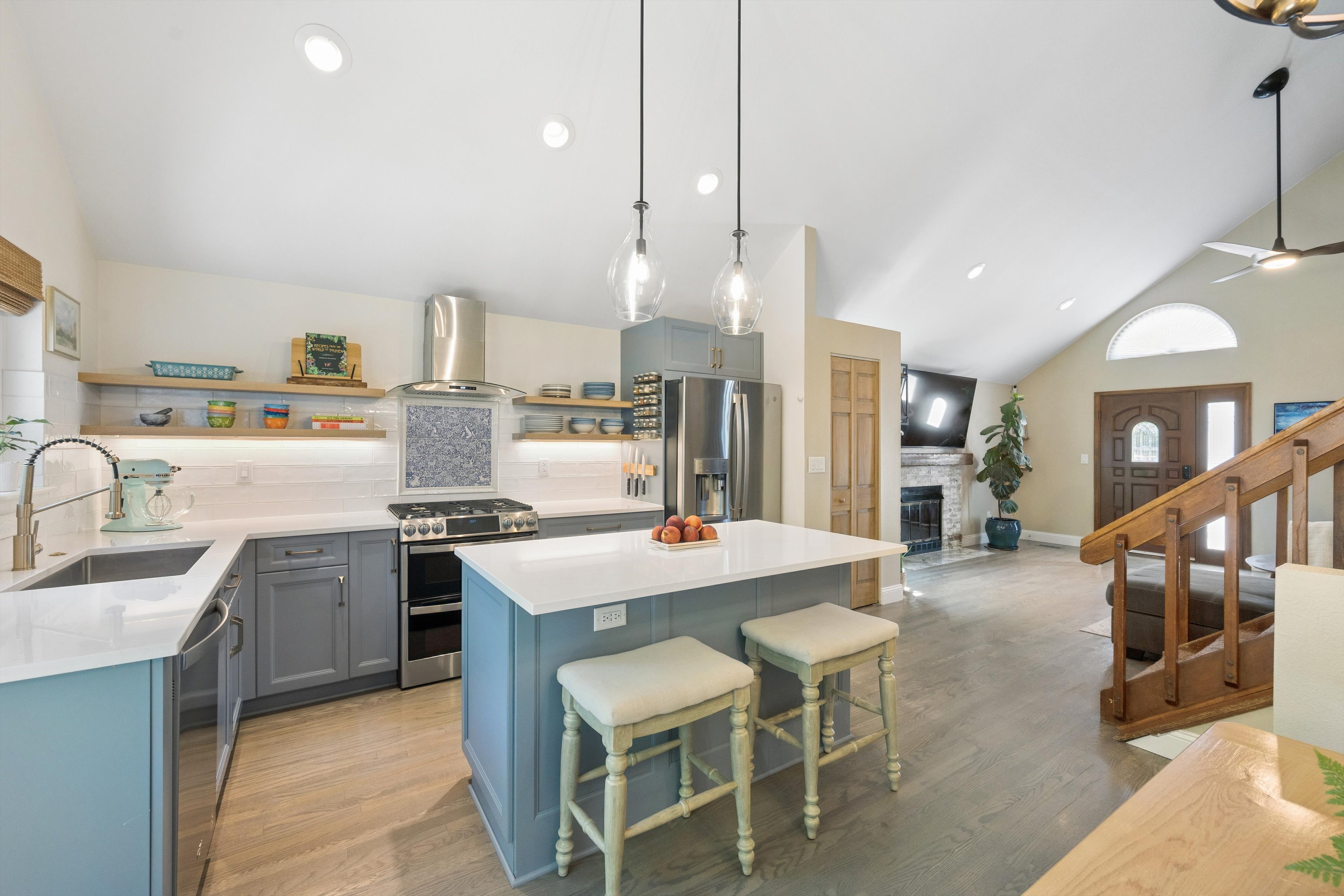  Beautifully updated home-Renovated from top to bottom with exceptional attention - 物件實景