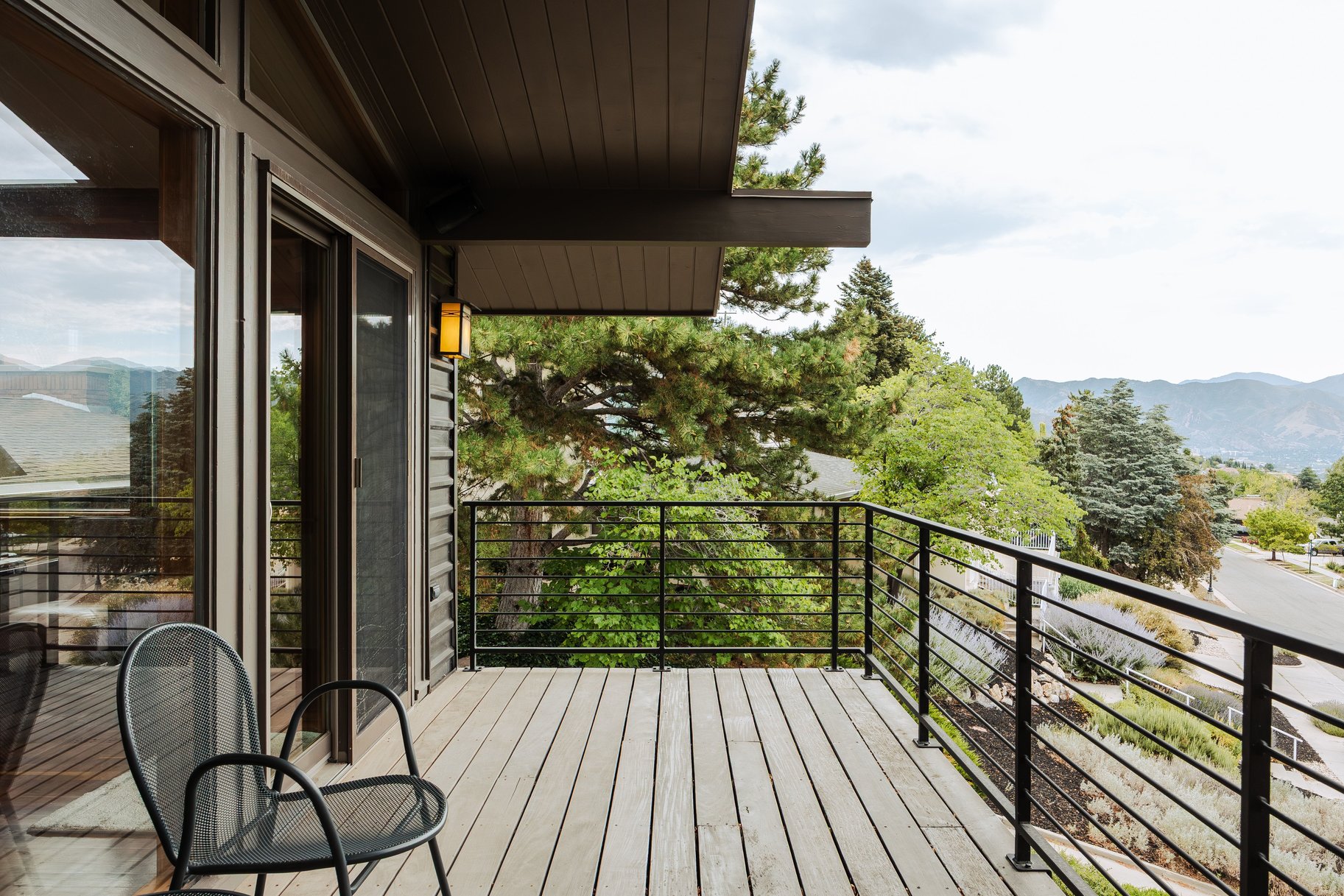  In the Tree Midcentury Modern Backing up to Shoreline Trail - 物件實景