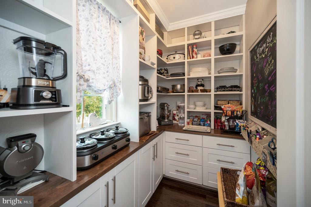 Fredericksburg, Virginia, 22406, United States, 5 Bedrooms Bedrooms, ,6 BathroomsBathrooms,Residential,For Sale,1981857