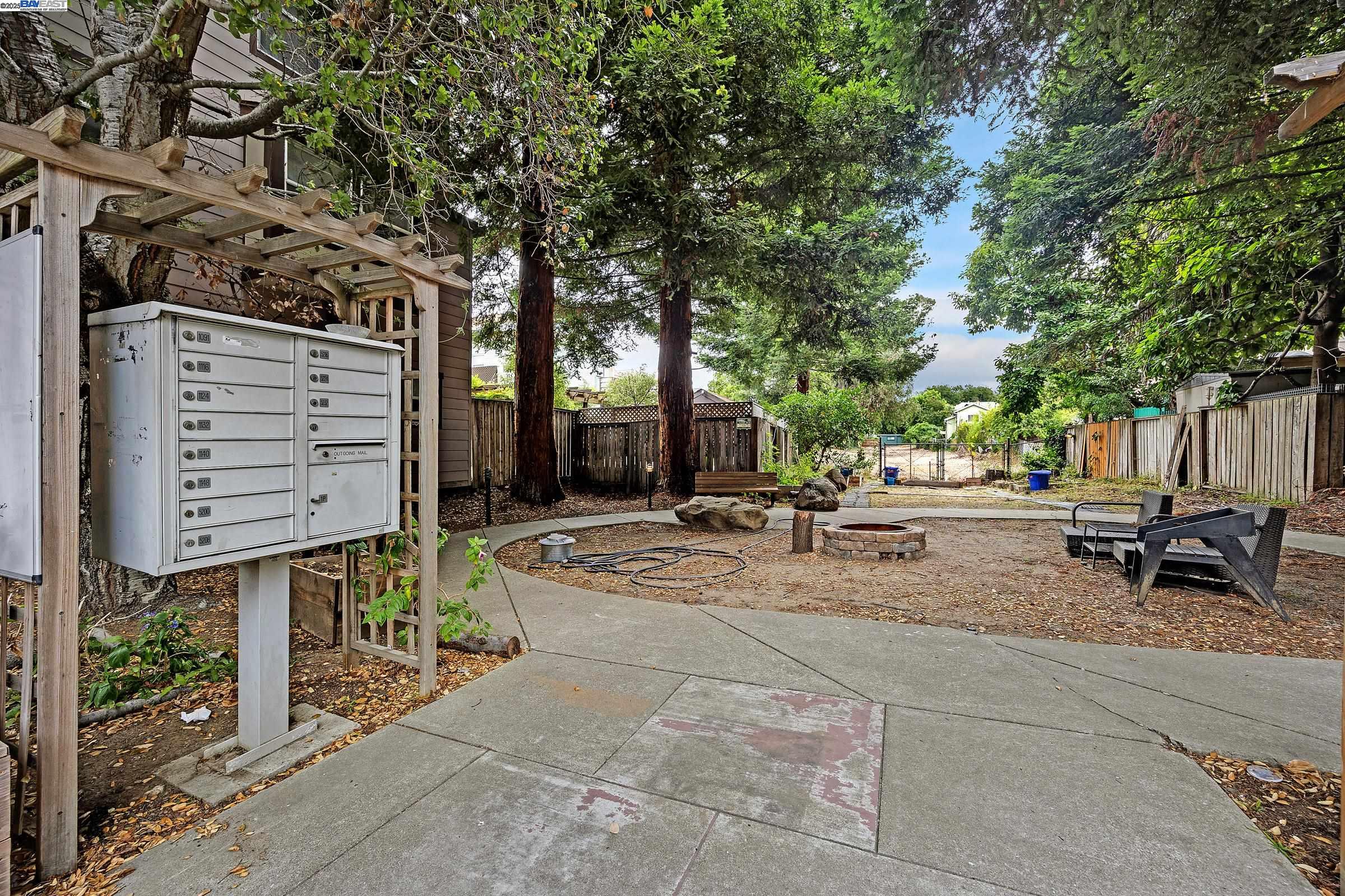 Emeryville, California, 94608, United States, 2 Bedrooms Bedrooms, ,1 BathroomBathrooms,Residential,For Sale,1907705