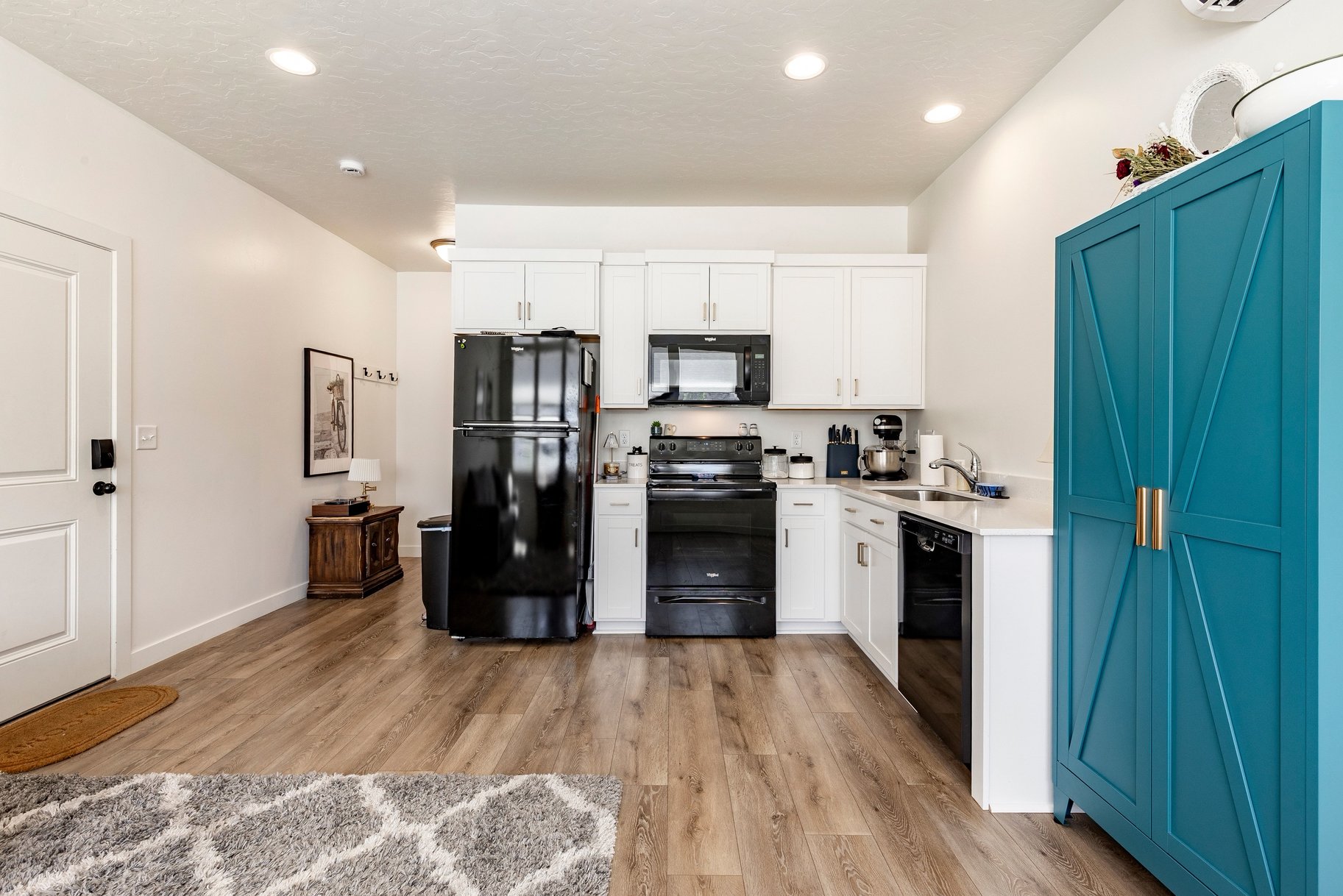  Spacious rambler with ADU. Open design and backyard made for living. - 物件實景