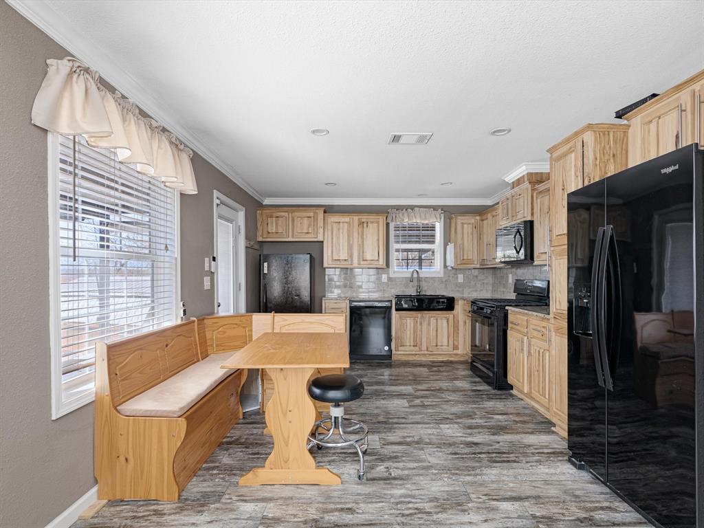 Lake Bridgeport, Texas, 76426, United States, 3 Bedrooms Bedrooms, ,2 BathroomsBathrooms,Residential,For Sale,1983036