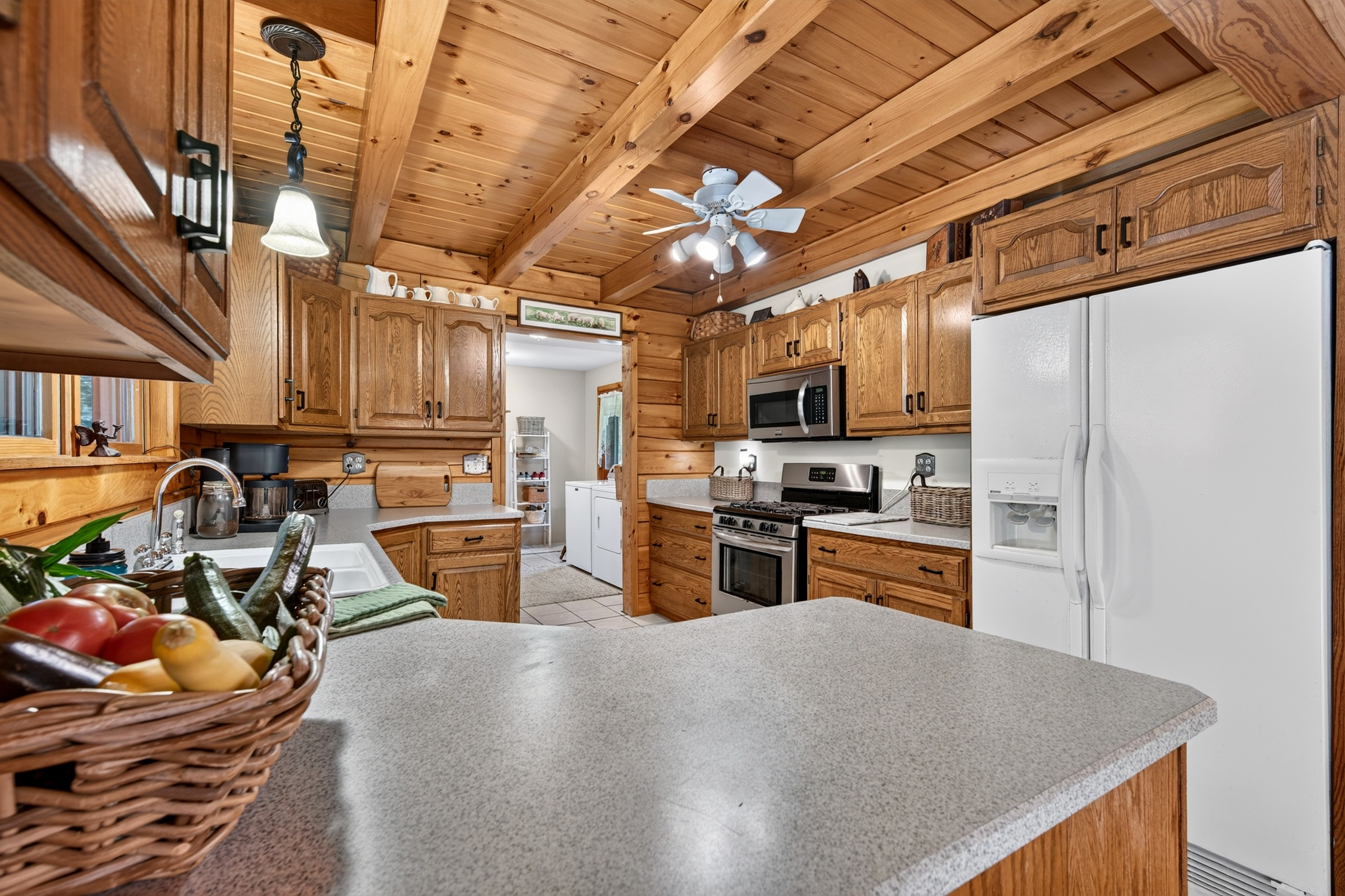  Tucked within four private, tranquil acres, this charming rustic log home offers - 物件實景