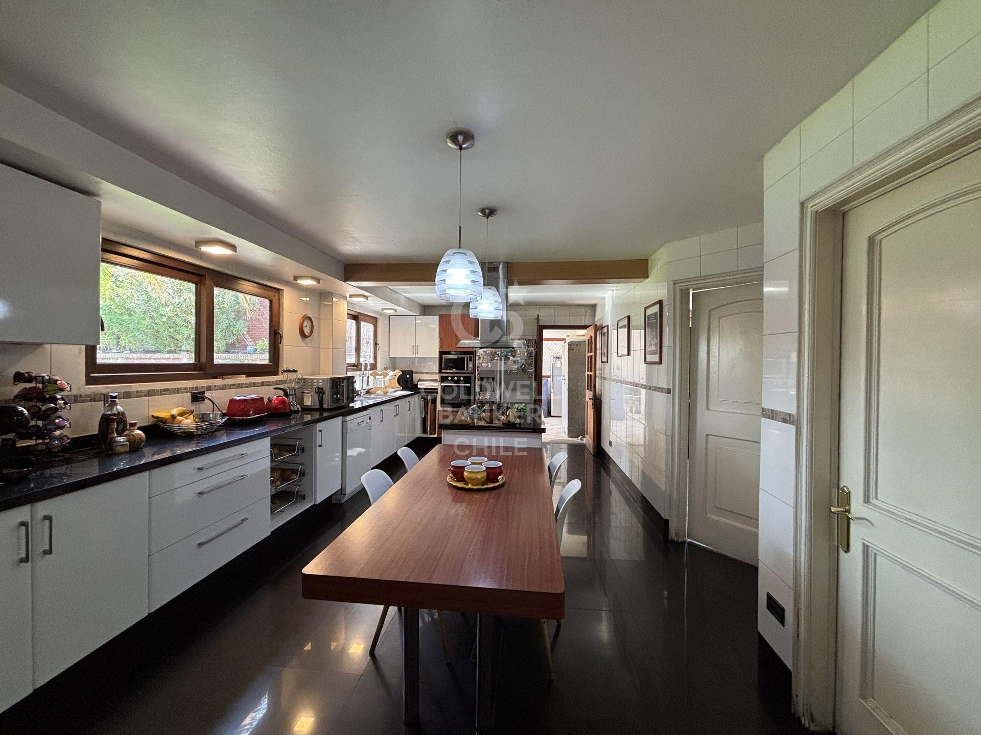 La Reina, Chile, 5 Bedrooms Bedrooms, ,5 BathroomsBathrooms,Residential,For Sale,1779147