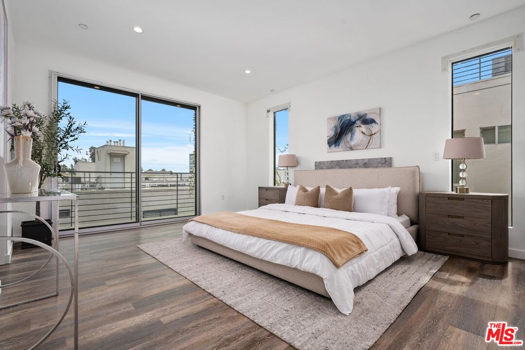 Los Angeles, California, 90025, United States, 9 Bedrooms Bedrooms, ,Residential,For Sale,1940770