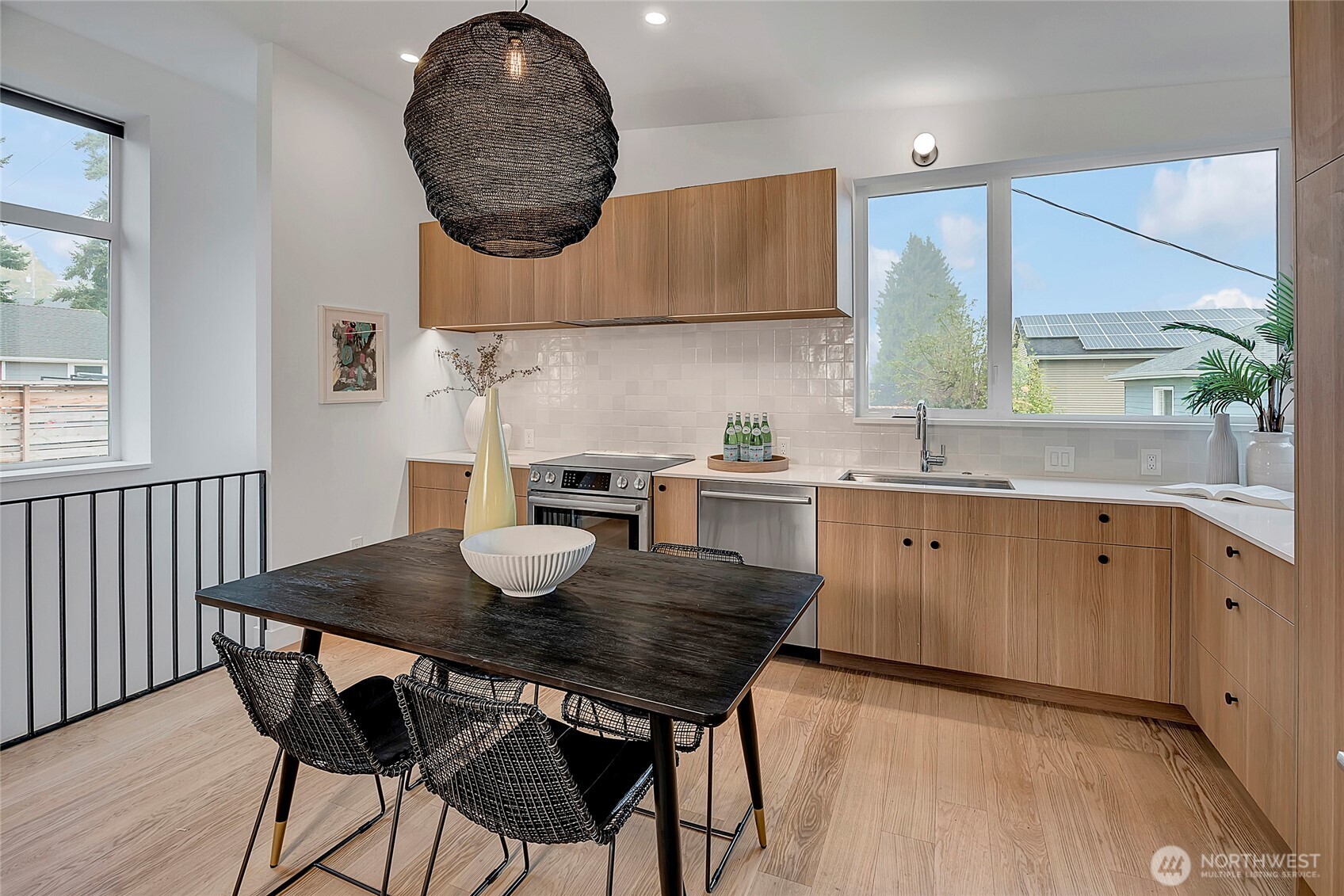 Seattle, Washington, 98199, United States, 2 Bedrooms Bedrooms, ,1 BathroomBathrooms,Residential,For Sale,1950850