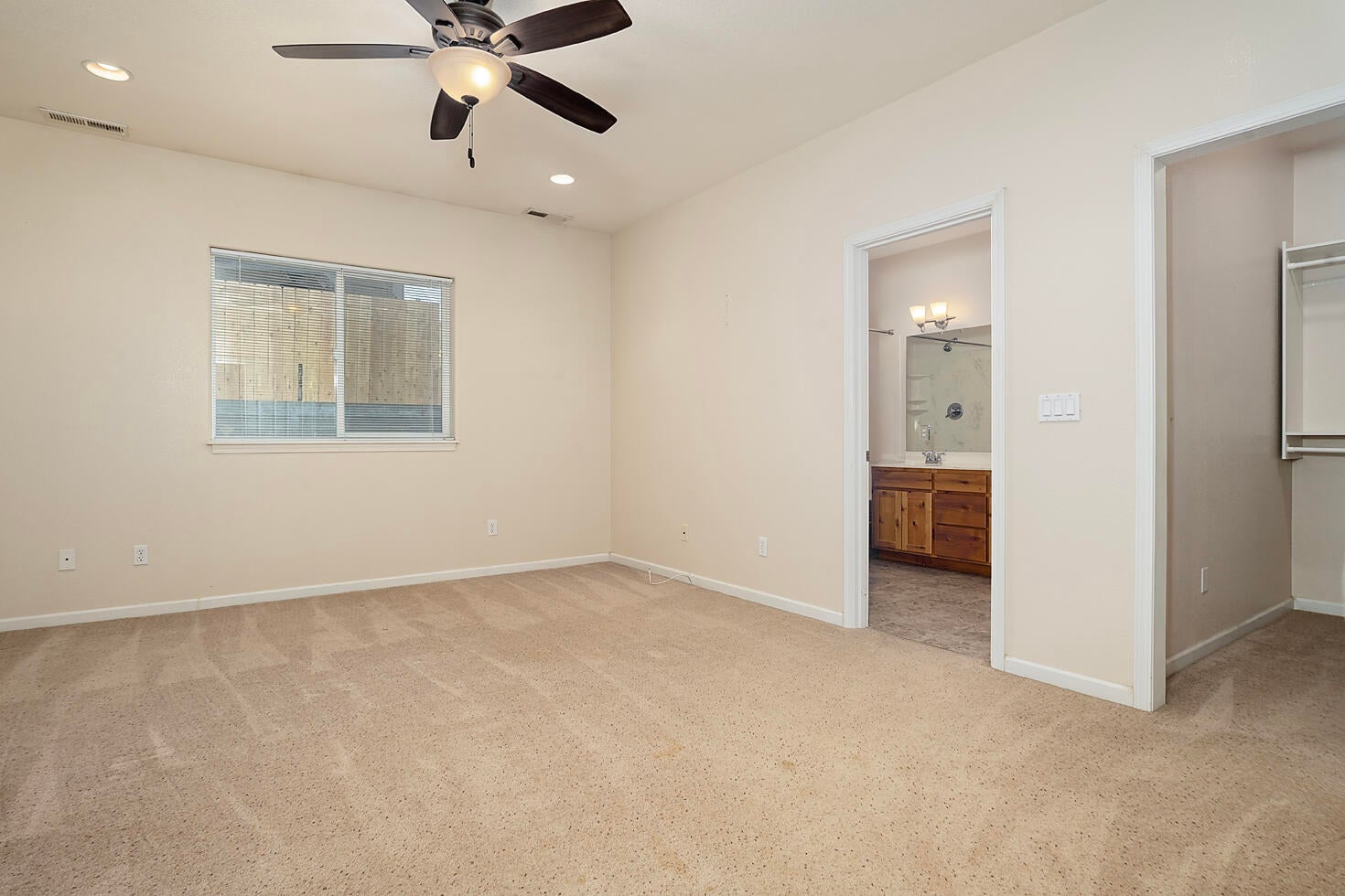 Grants Pass, Oregon, 97526, United States, 3 Bedrooms Bedrooms, ,3 BathroomsBathrooms,Residential,For Sale,1994829