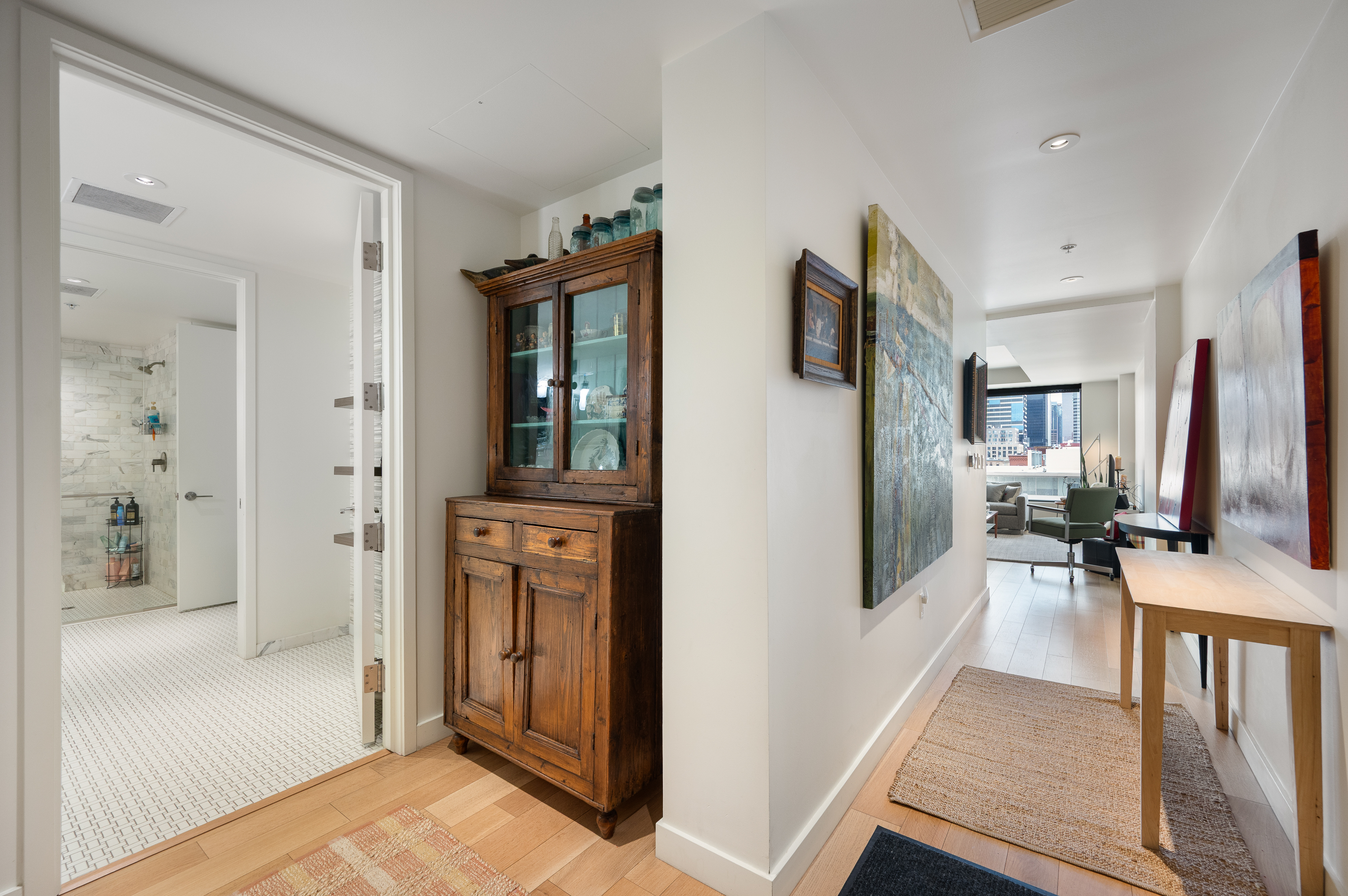 Ideal Downtown Location With Open Floorplan - 物件實景