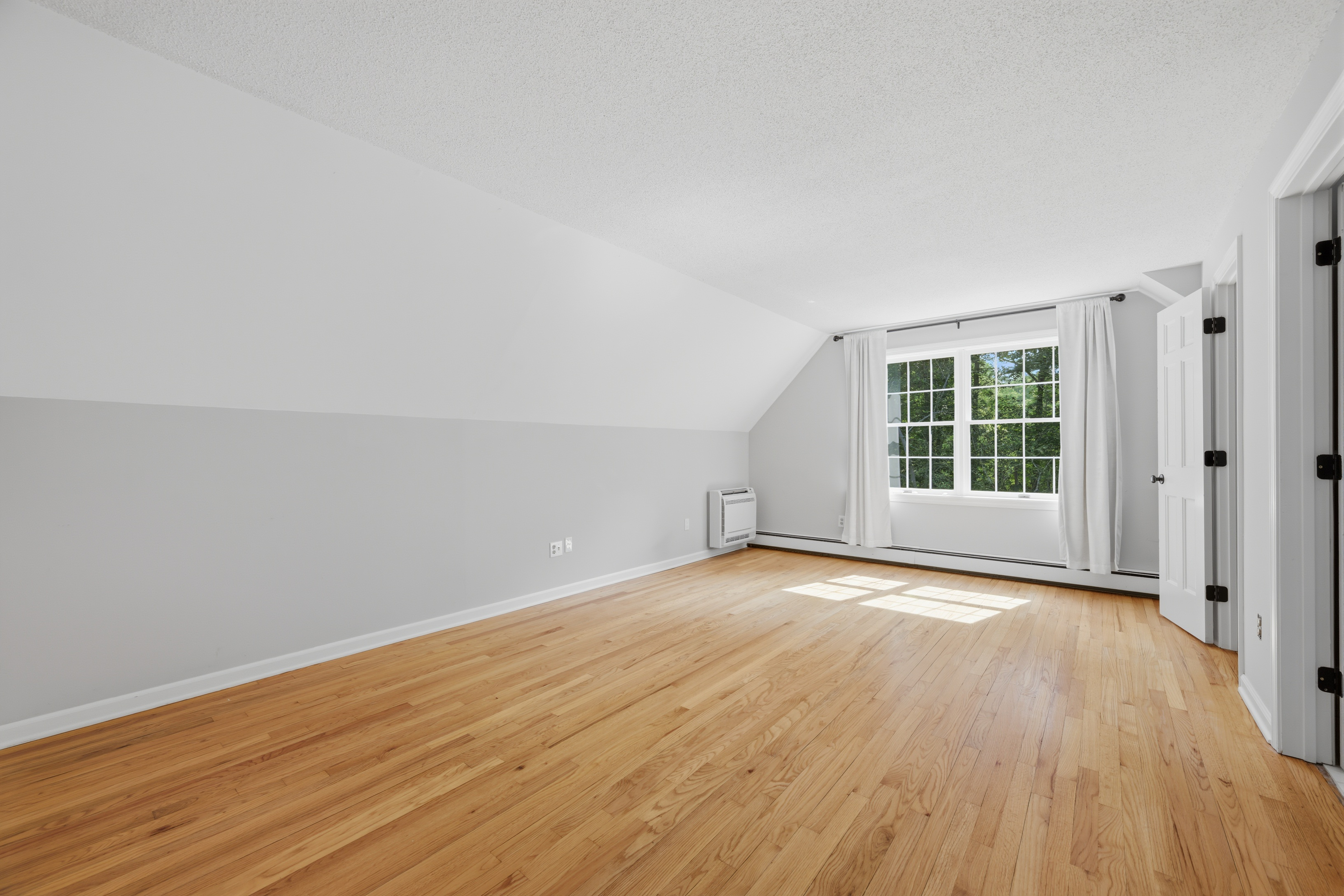 Lovingly Maintained Custom-Built Home on 2.47 Acres - 物件實景