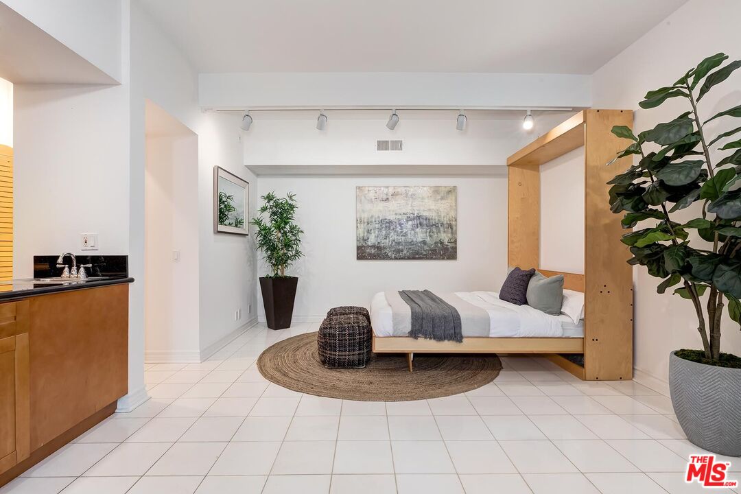 Pacific Palisades, California, 90272, United States, 3 Bedrooms Bedrooms, ,4 BathroomsBathrooms,Residential,For Sale,1993349