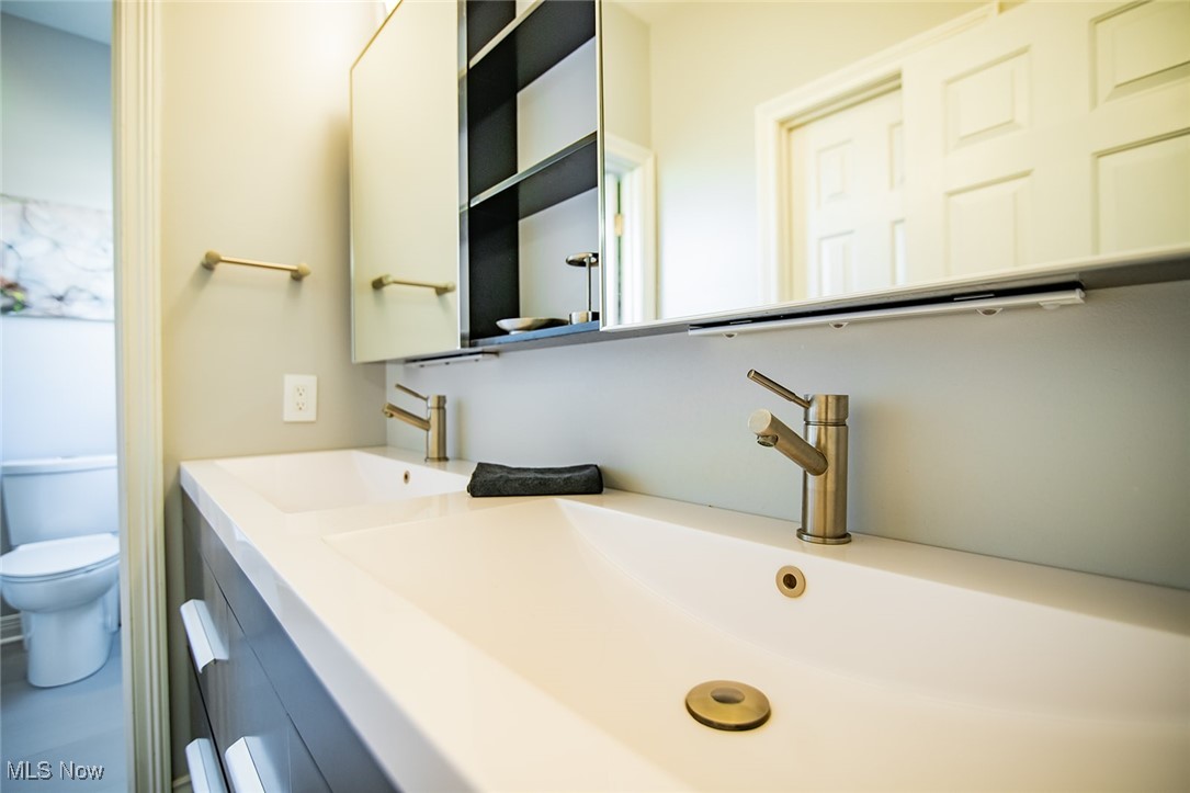 Vienna, West Virginia, 26105, United States, 4 Bedrooms Bedrooms, ,5 BathroomsBathrooms,Residential,For Sale,1987496