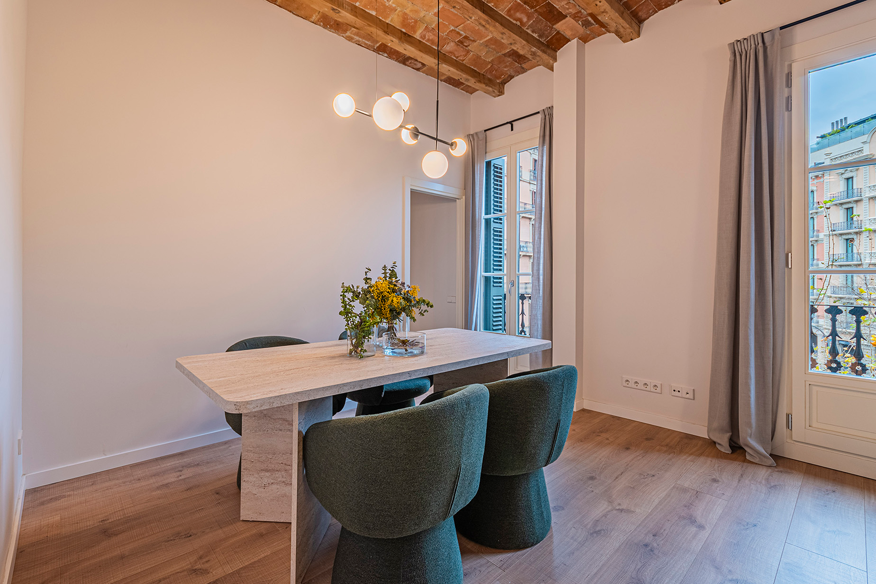  Renovated corner apartment with lots of natural light - 物件實景
