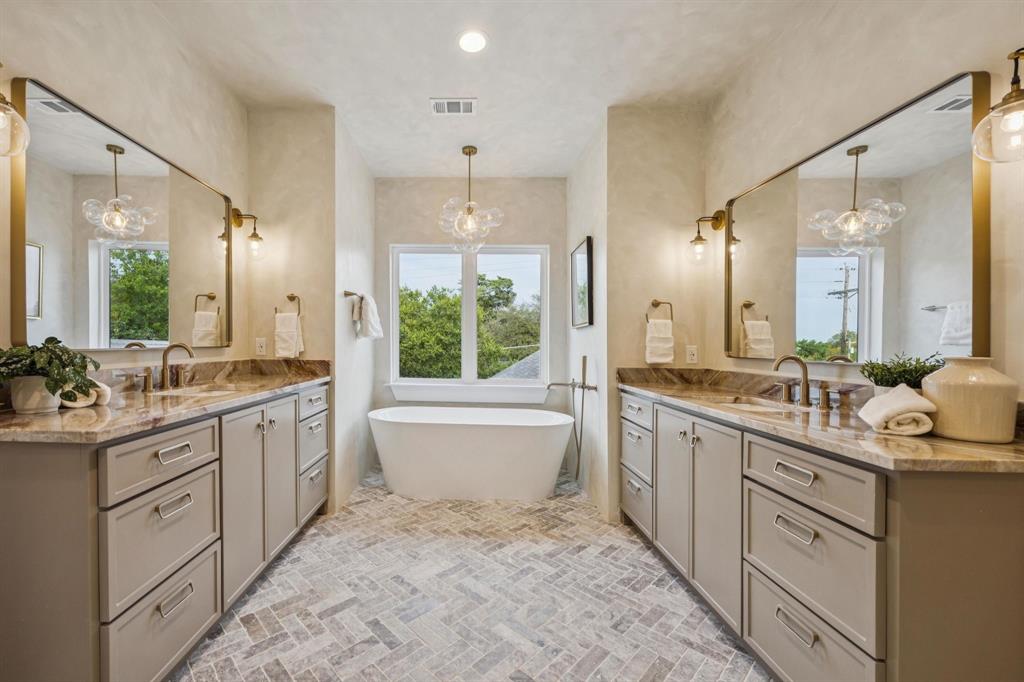 Dallas, Texas, 75211, United States, 4 Bedrooms Bedrooms, ,3 BathroomsBathrooms,Residential,For Sale,1988260