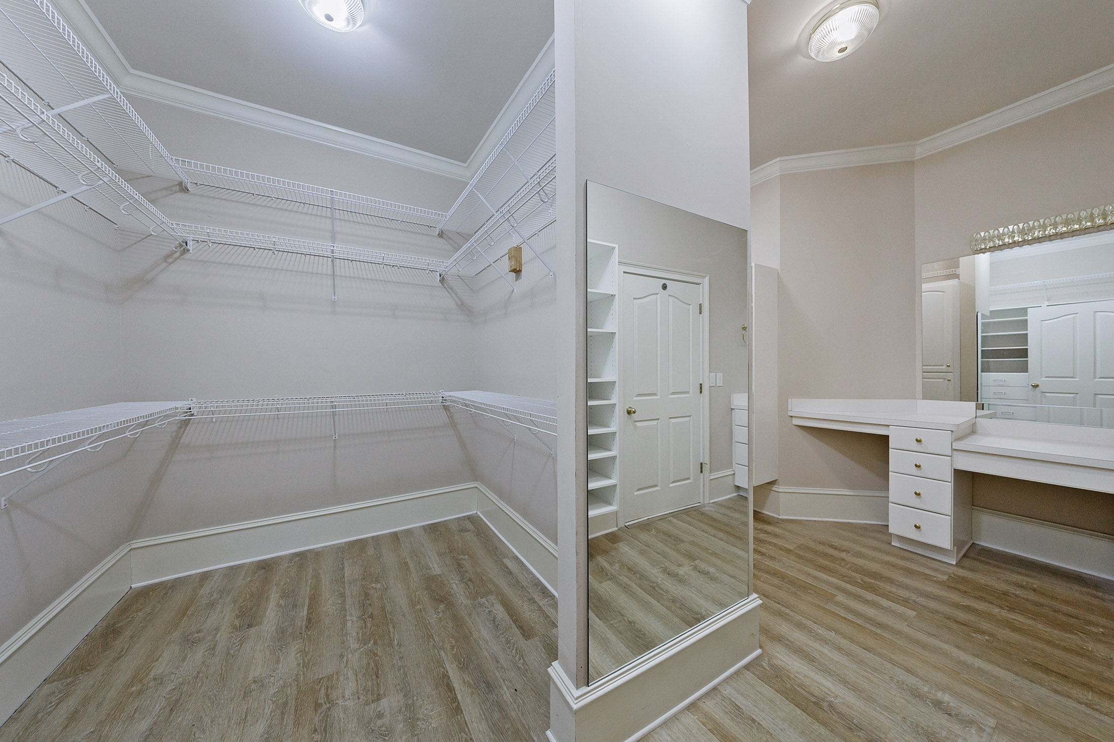  A Rare Opportunity to Own a Developer-Designed Lakefront Estate - 物件實景