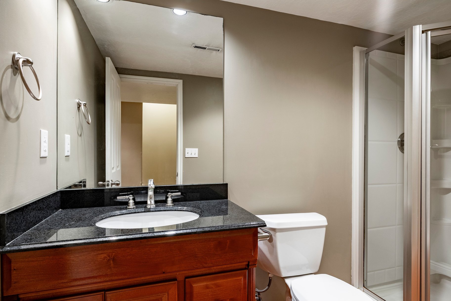  Private Millcreek Townhome with Fenced Backyard & Vaulted Ceilings - 物件實景