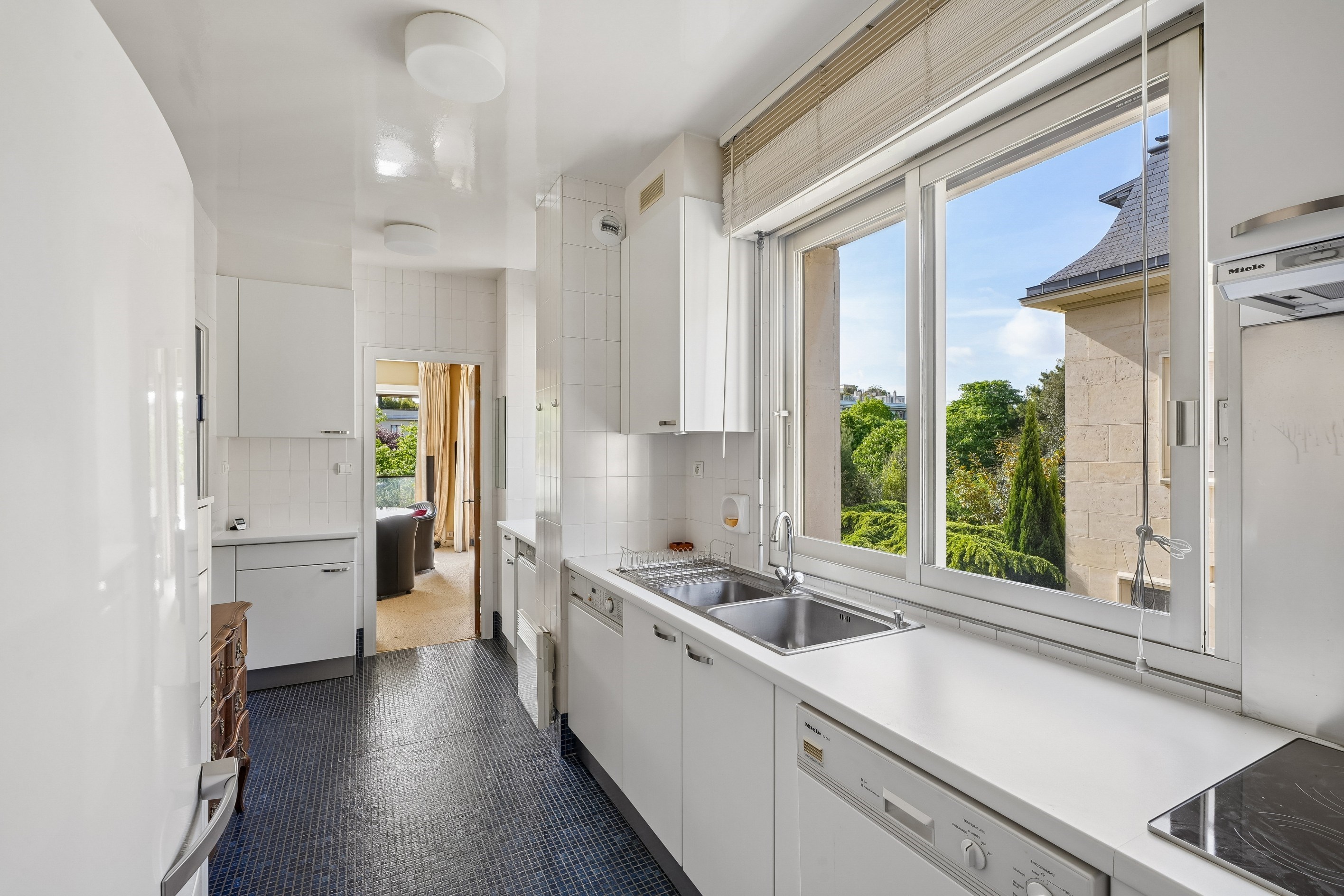  Rare 2-Bedroom Apartment with Balconies, Open Views, and Garage in Neuilly-sur-… - 物件實景