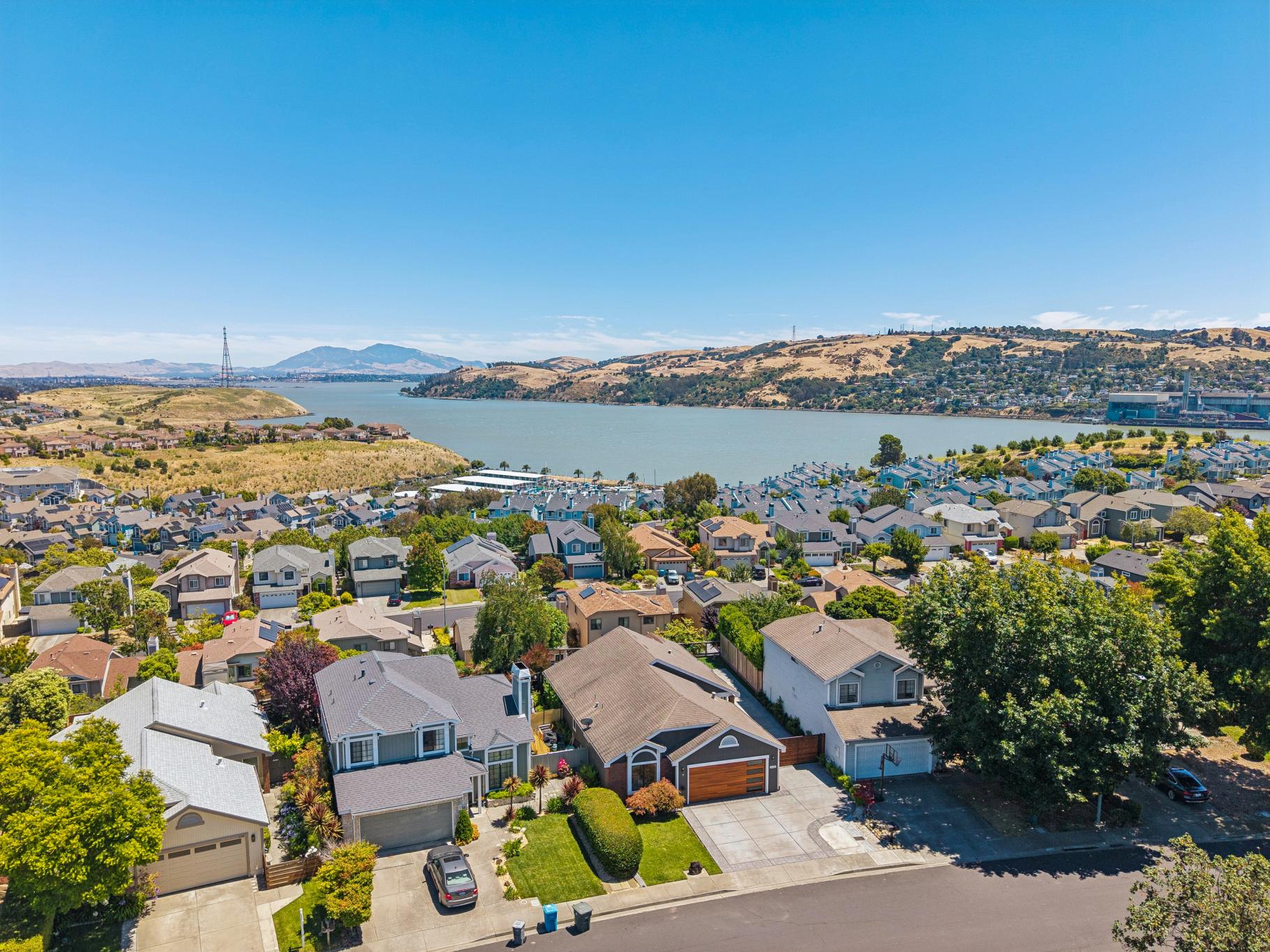  Beautifully Updated Home with Stunning Water Views - 物件實景