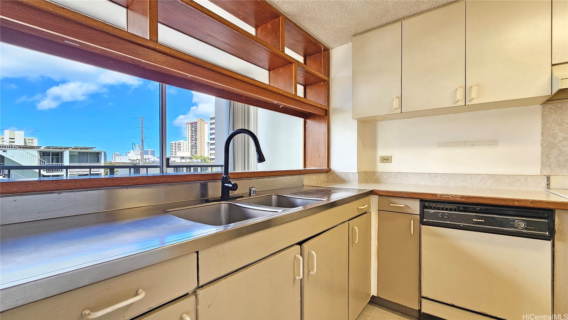 Honolulu, Hawaii, 96822, United States, 2 Bedrooms Bedrooms, ,2 BathroomsBathrooms,Residential,For Sale,1868361