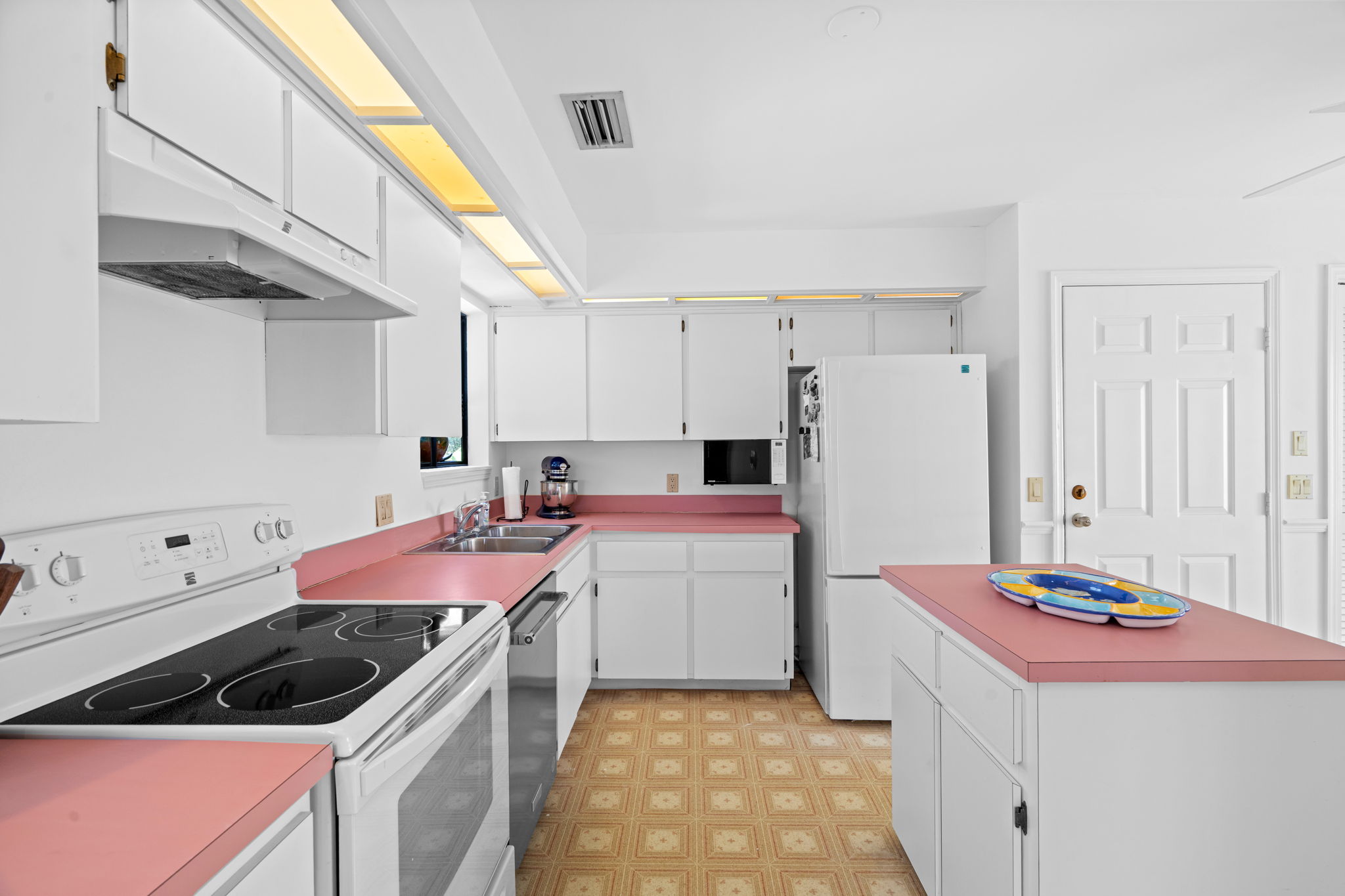 Tarpon Springs, Florida, 34689, United States, 3 Bedrooms Bedrooms, ,2 BathroomsBathrooms,Residential,For Sale,1976239