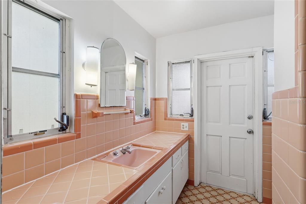 Sarasota, Florida, 34243, United States, 2 Bedrooms Bedrooms, ,2 BathroomsBathrooms,Residential,For Sale,1989484