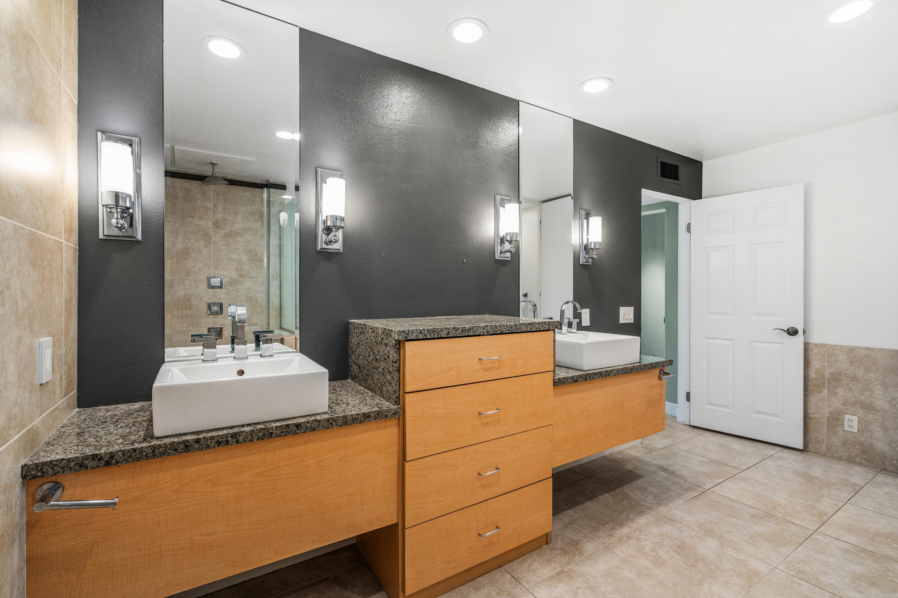 Palm Springs, California, 92264, United States, 2 Bedrooms Bedrooms, ,1 BathroomBathrooms,Residential,For Sale,1960957