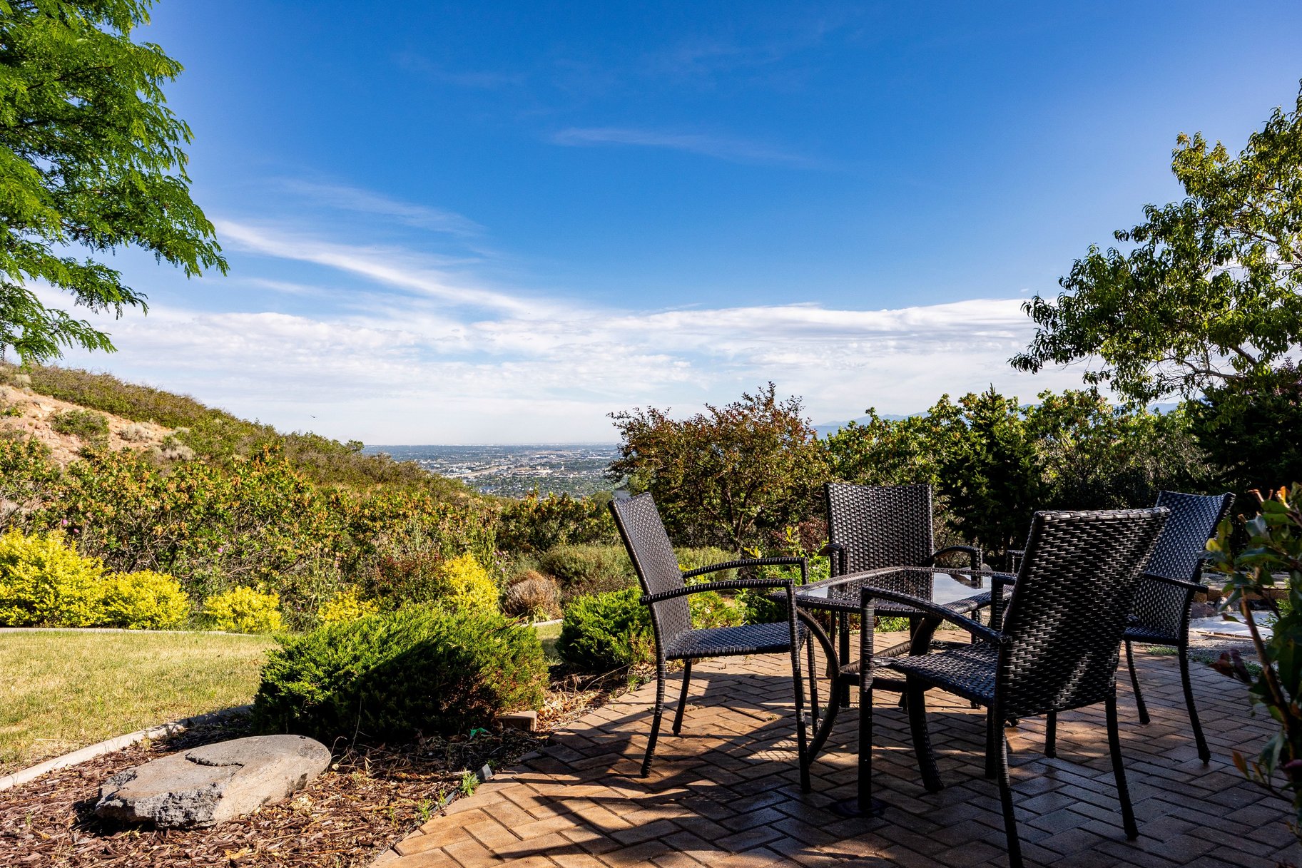  Mountain Views, Trail Access & Luxury East Bench Living - 物件實景