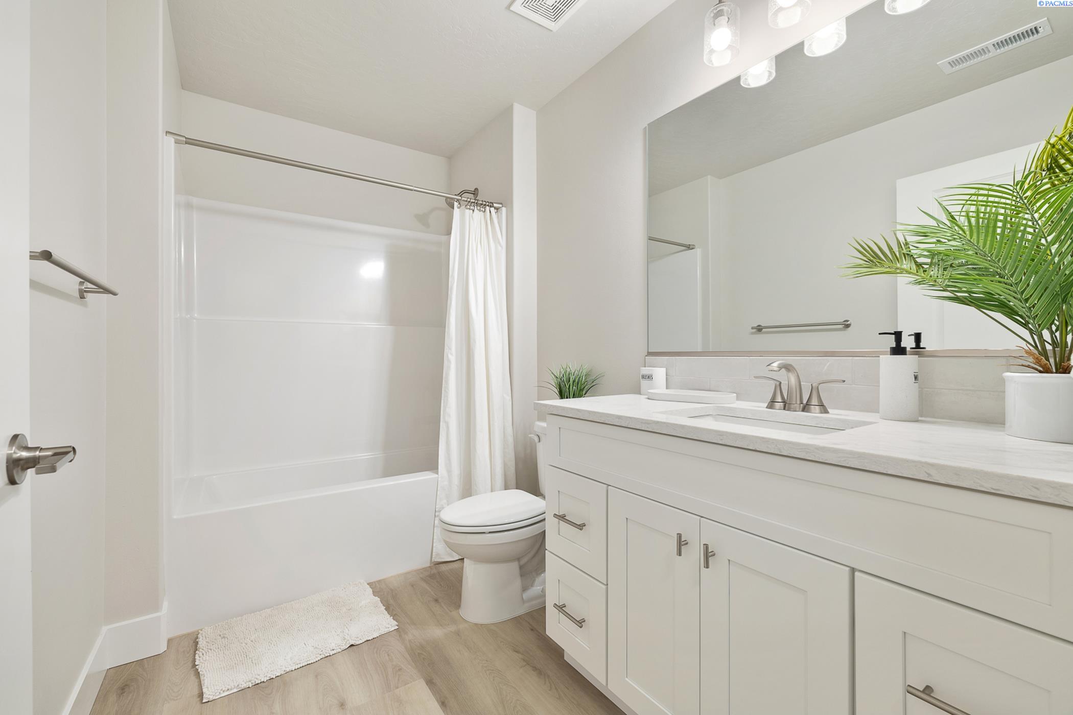 Kennewick, Washington, 99338, United States, 4 Bedrooms Bedrooms, ,1 BathroomBathrooms,Residential,For Sale,1890128
