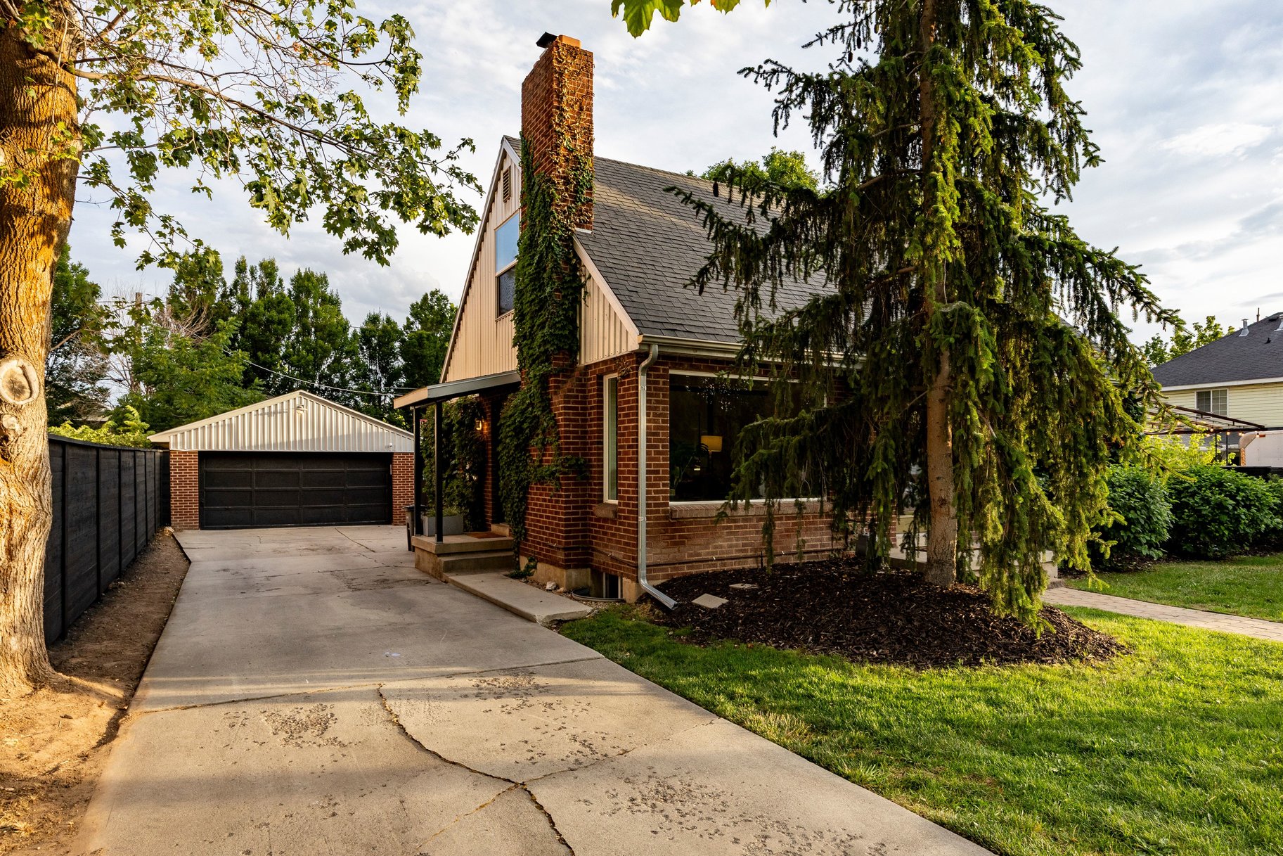  Spacious Millcreek Bungalow with Expansive Backyard & 2-Car Garage - 物件實景
