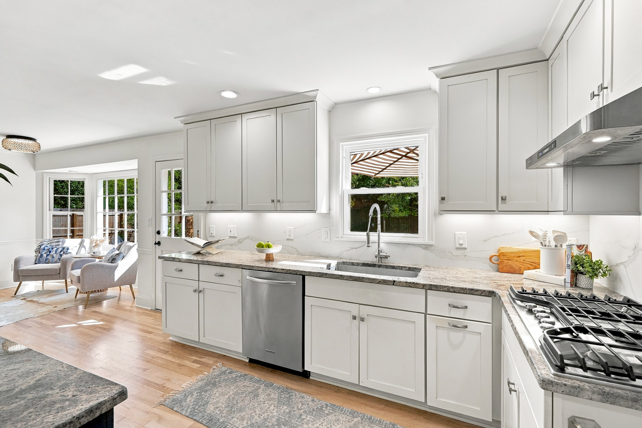  Classic Colonial Charm Meets Beautifully Updated Interiors - 物件實景
