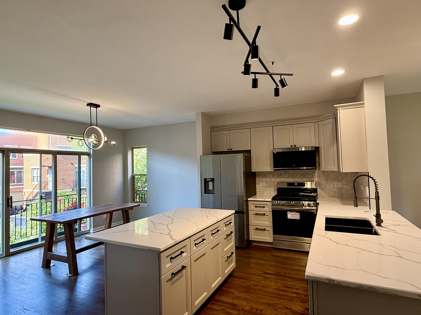 Chicago, Illinois, 60610, United States, 3 Bedrooms Bedrooms, ,3 BathroomsBathrooms,Residential,For Sale,1928687