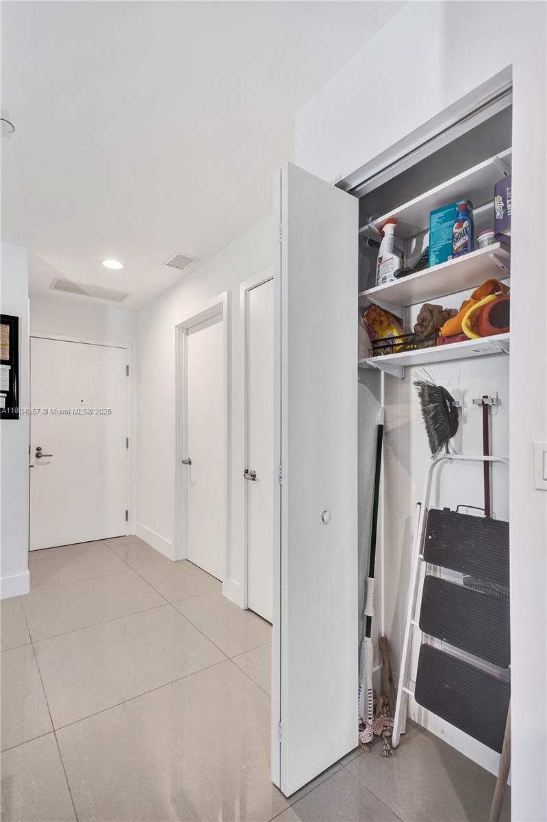 North Miami Beach, Florida, 33160, United States, 2 Bedrooms Bedrooms, ,2 BathroomsBathrooms,Residential,For Sale,1826638