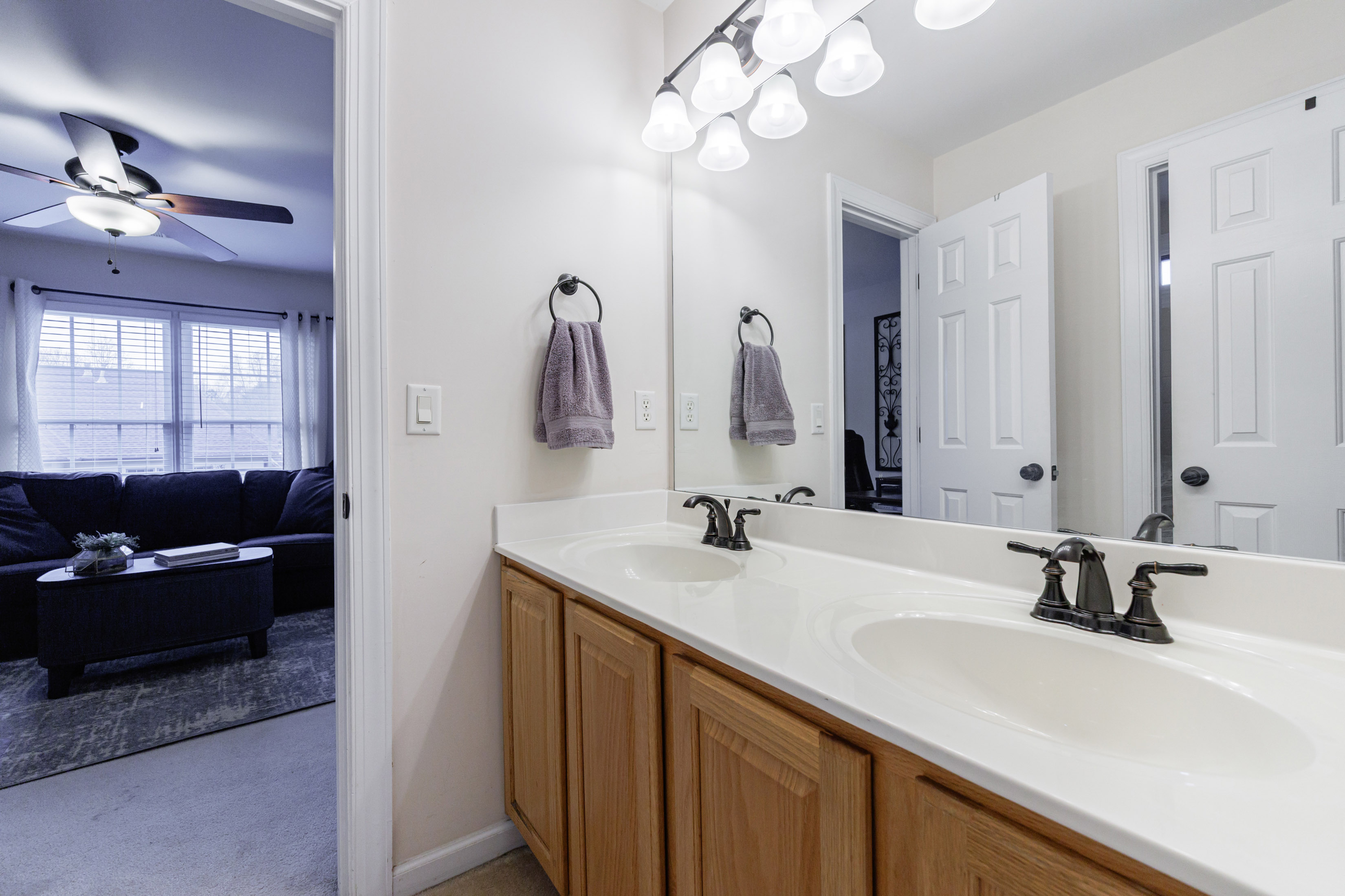  Beautifully Updated and Well Maintained Home in Sought-after Highcroft Community - 物件實景