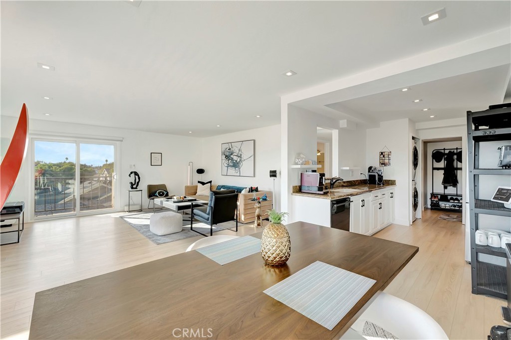 Long Beach, California, 90814, United States, 2 Bedrooms Bedrooms, ,1 BathroomBathrooms,Residential,For Sale,1989158