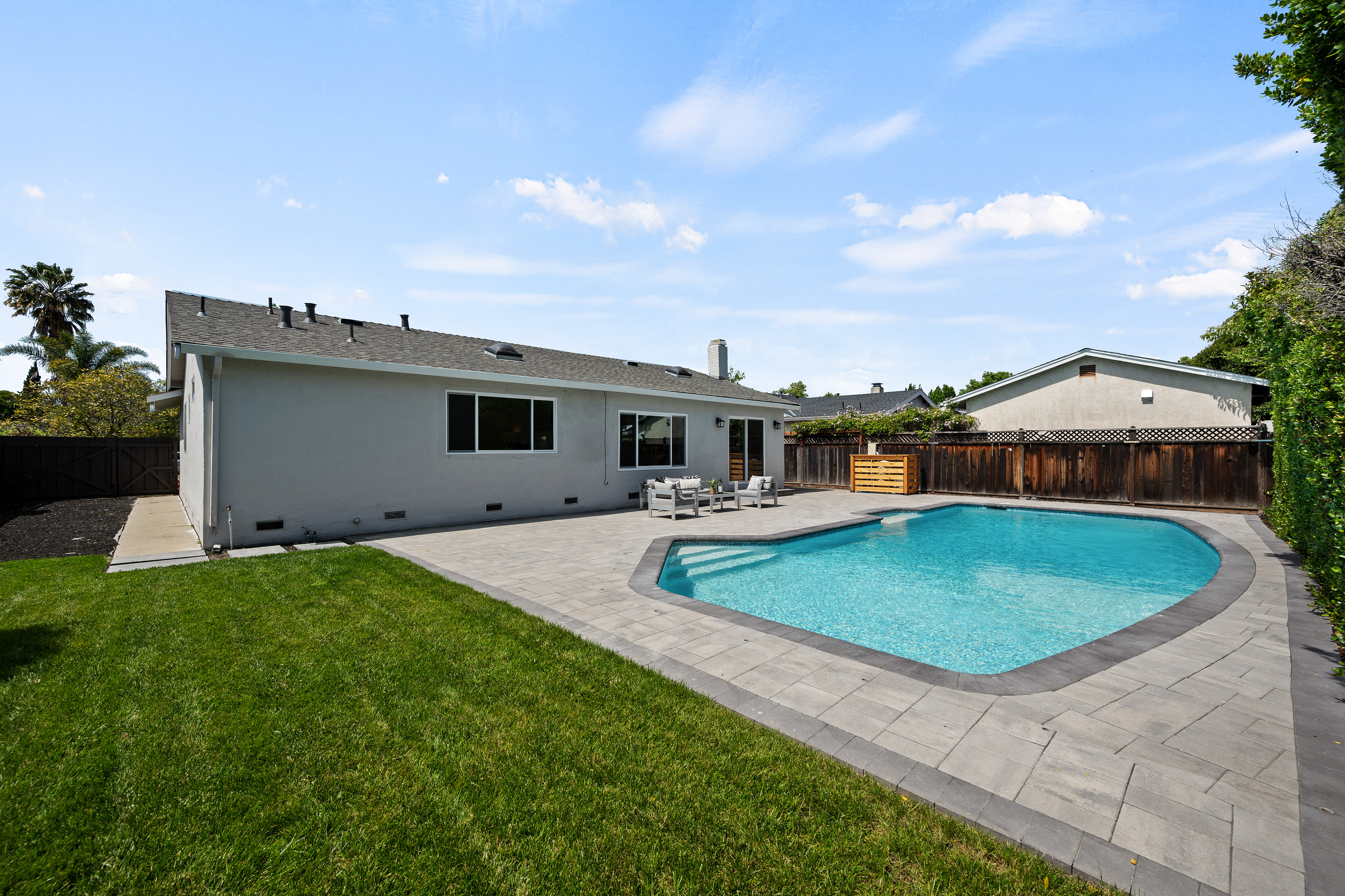  Exceptional Designer Remodel with Resort-Inspired Backyard Retreat - 物件實景