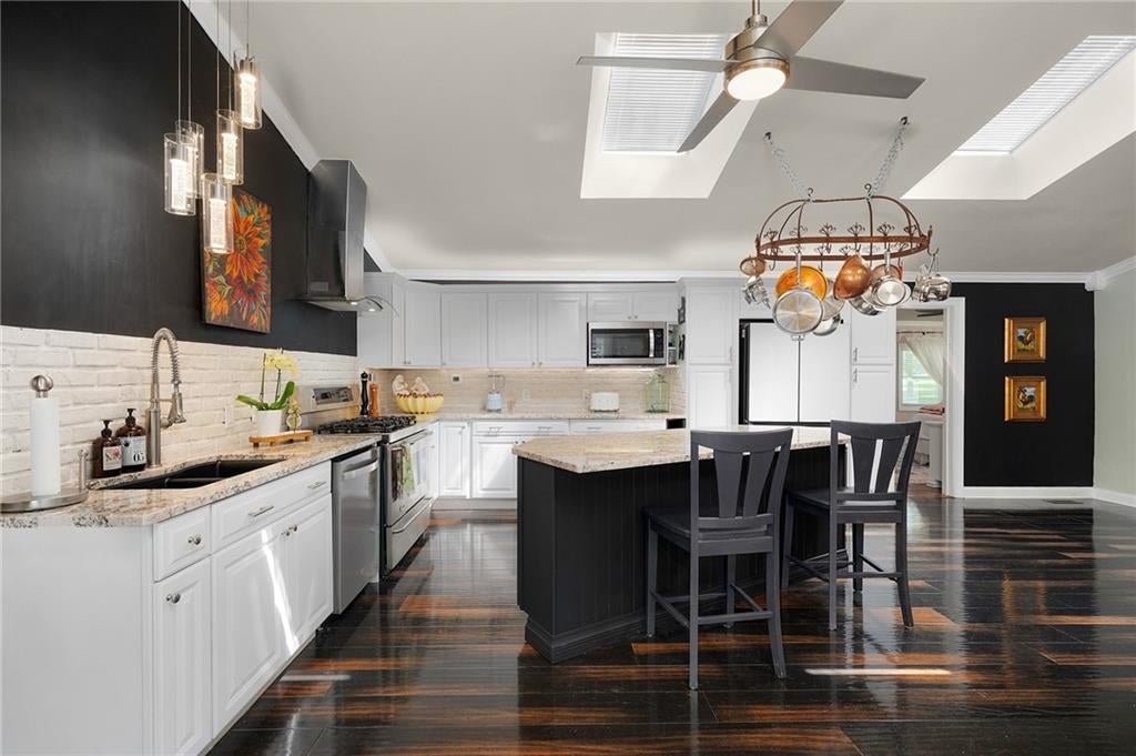 Calhoun, Georgia, 30701, United States, 3 Bedrooms Bedrooms, ,3 BathroomsBathrooms,Residential,For Sale,1980675