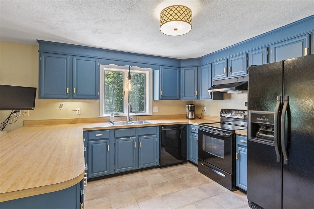 Lunenburg, Massachusetts, 01462, United States, 4 Bedrooms Bedrooms, ,3 BathroomsBathrooms,Residential,For Sale,1885321