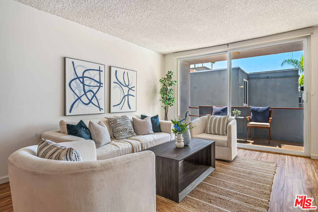 Sherman Oaks, California, 91423, United States, 2 Bedrooms Bedrooms, ,2 BathroomsBathrooms,Residential,For Sale,1920013